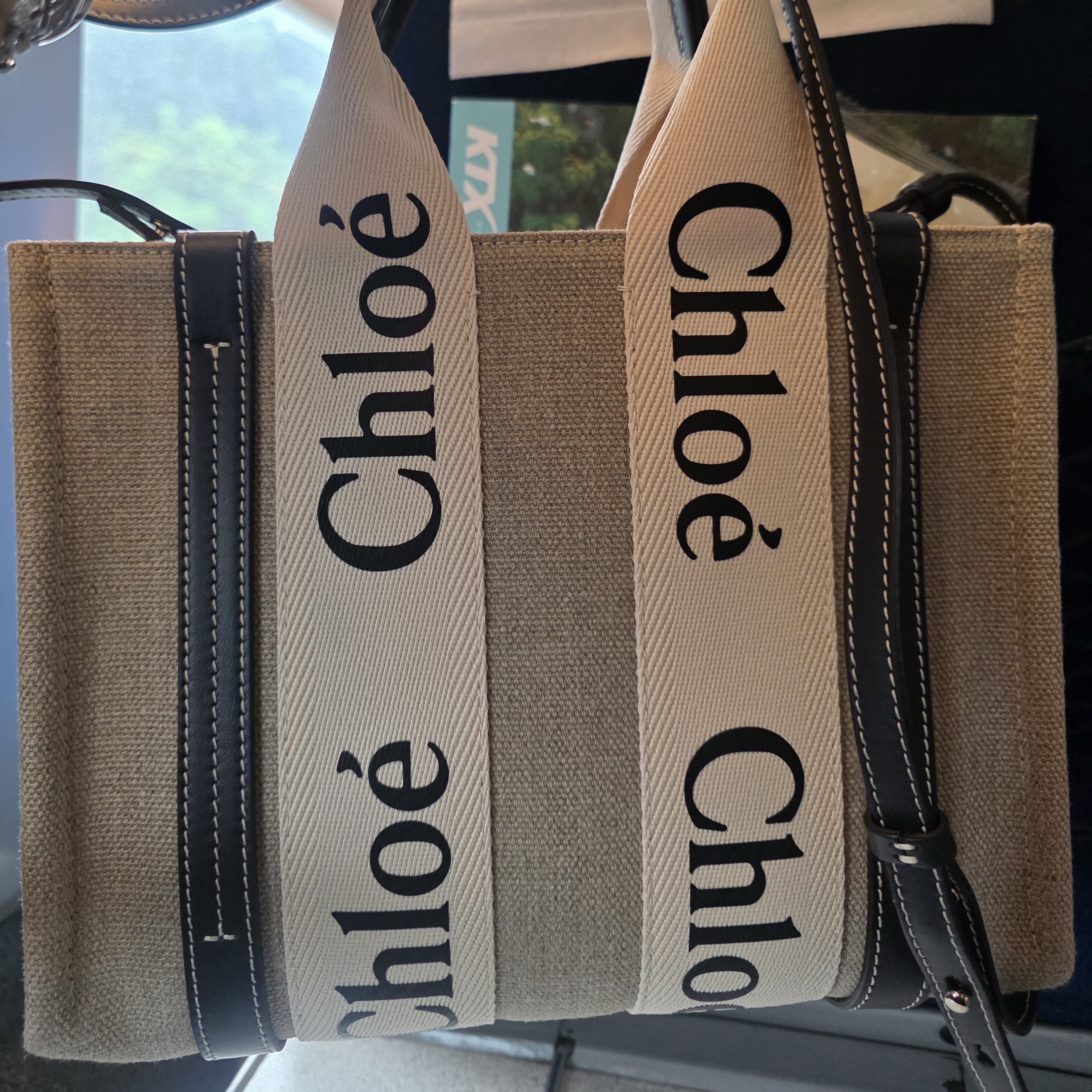 Chloe Woody Small Strap Tote Bag Navy 착용 스타일