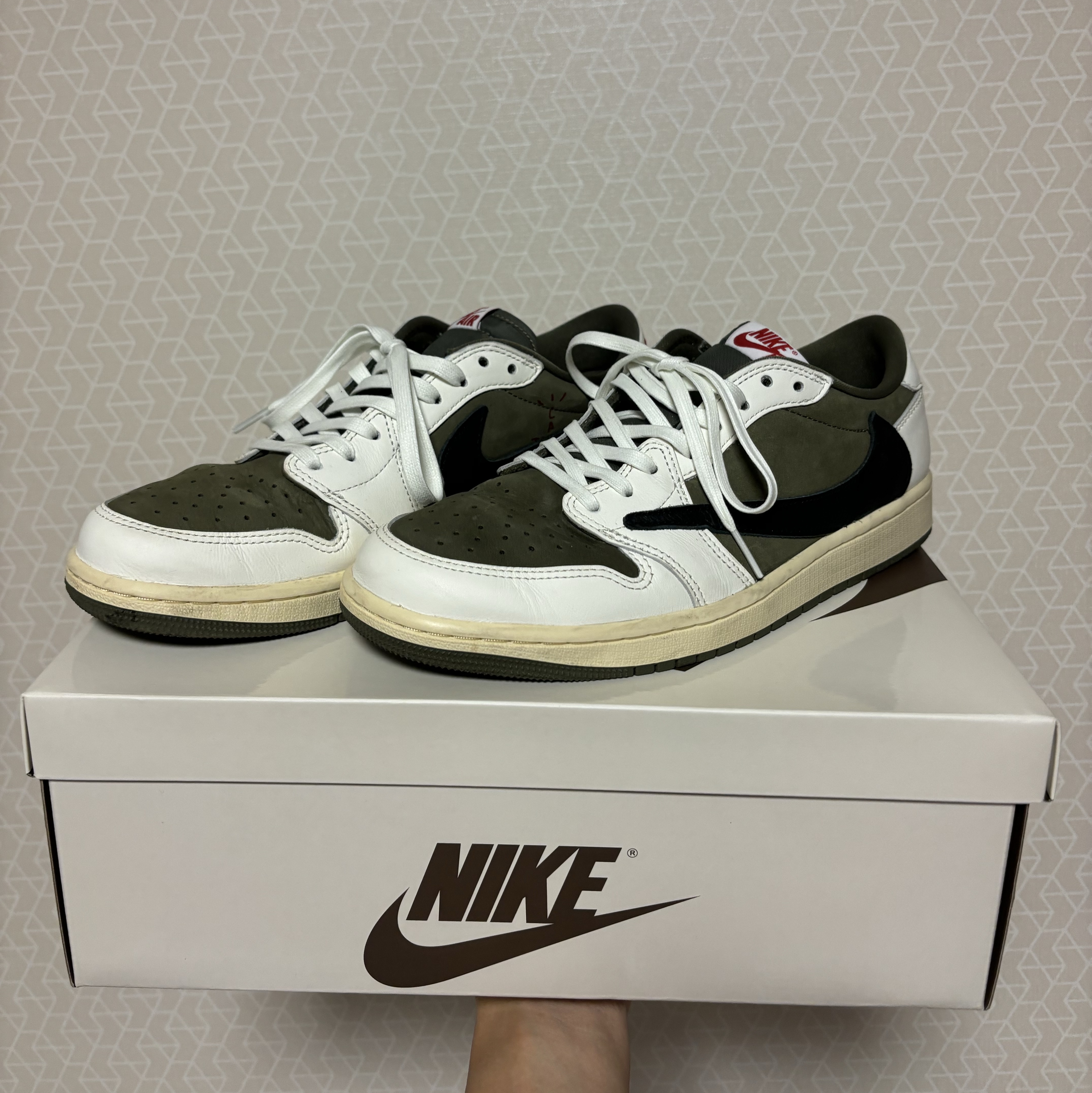 Jordan 1 x Travis Scott Retro Low OG SP Reverse Olive 착용 스타일