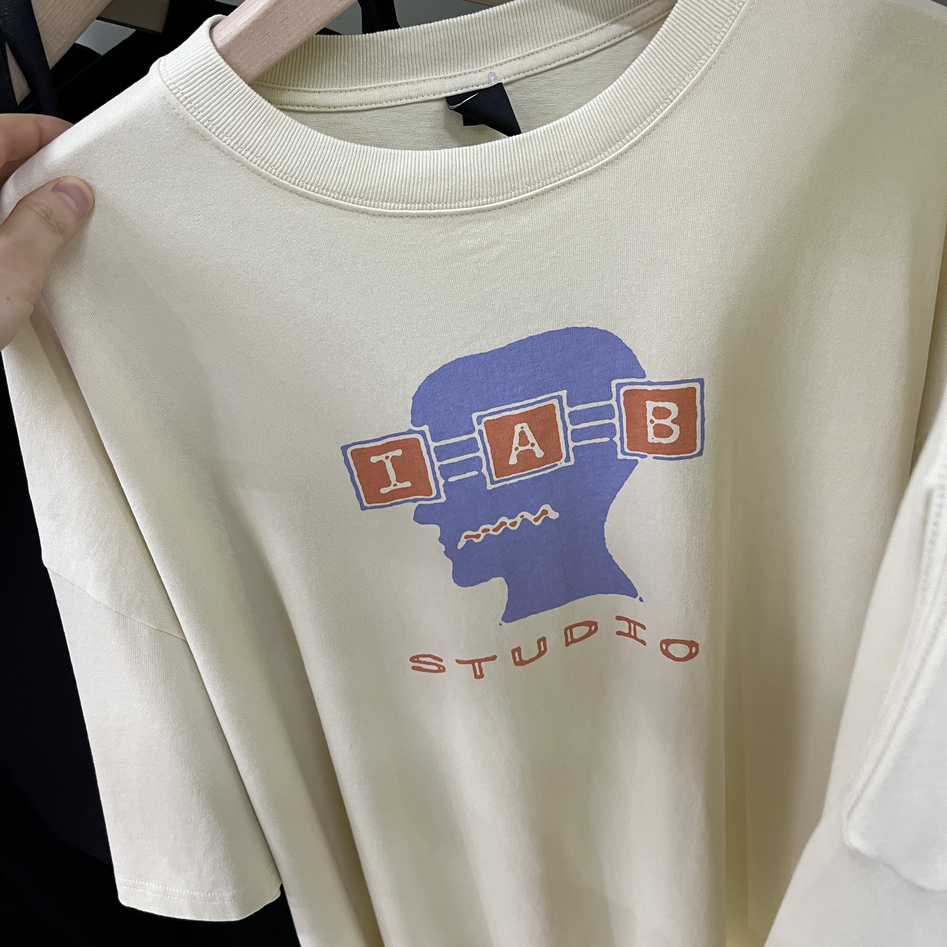 IAB Studio x Brain Dead T-Shirt Ivory 착용 스타일