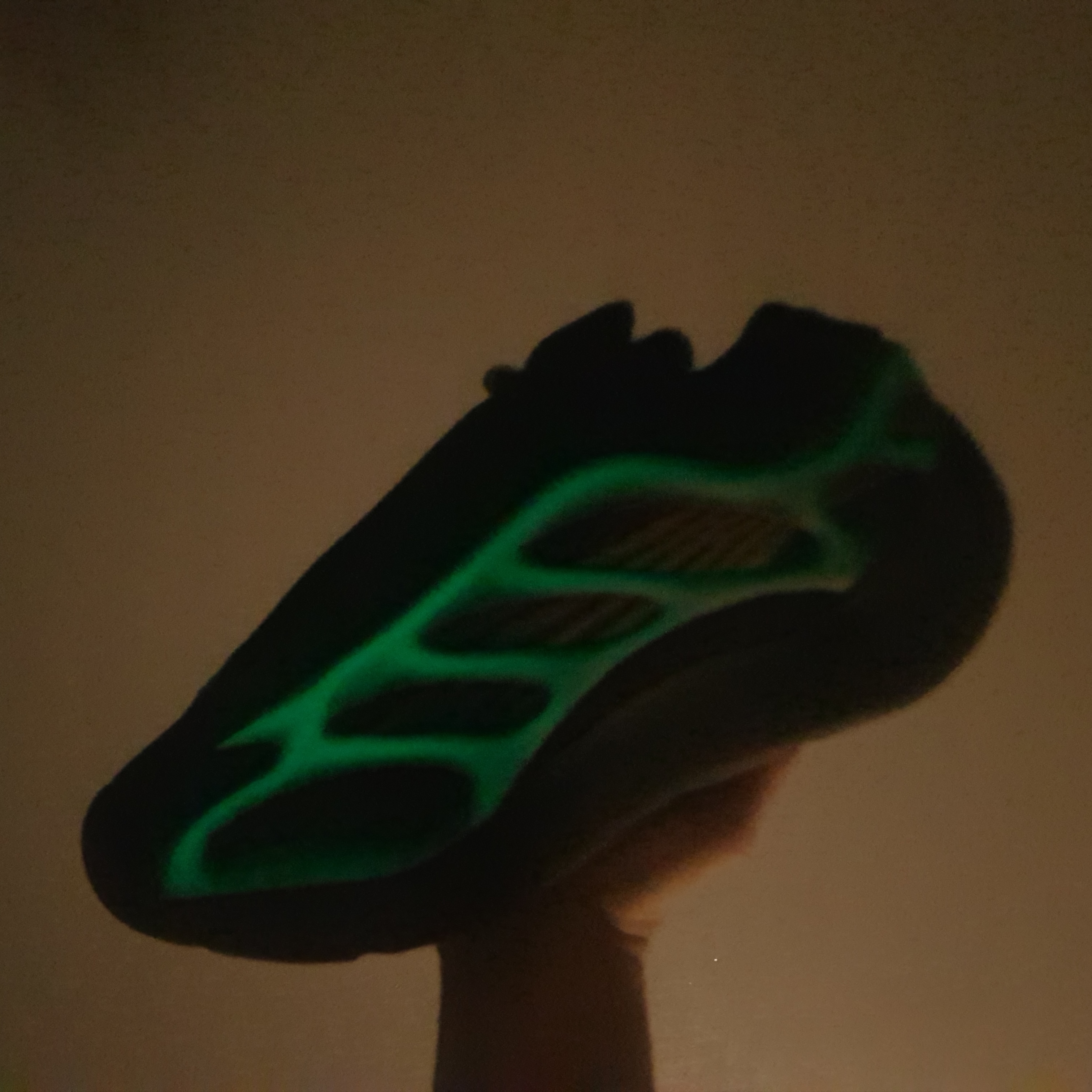 Adidas Yeezy 700 V3 Dark Glow 착용 스타일