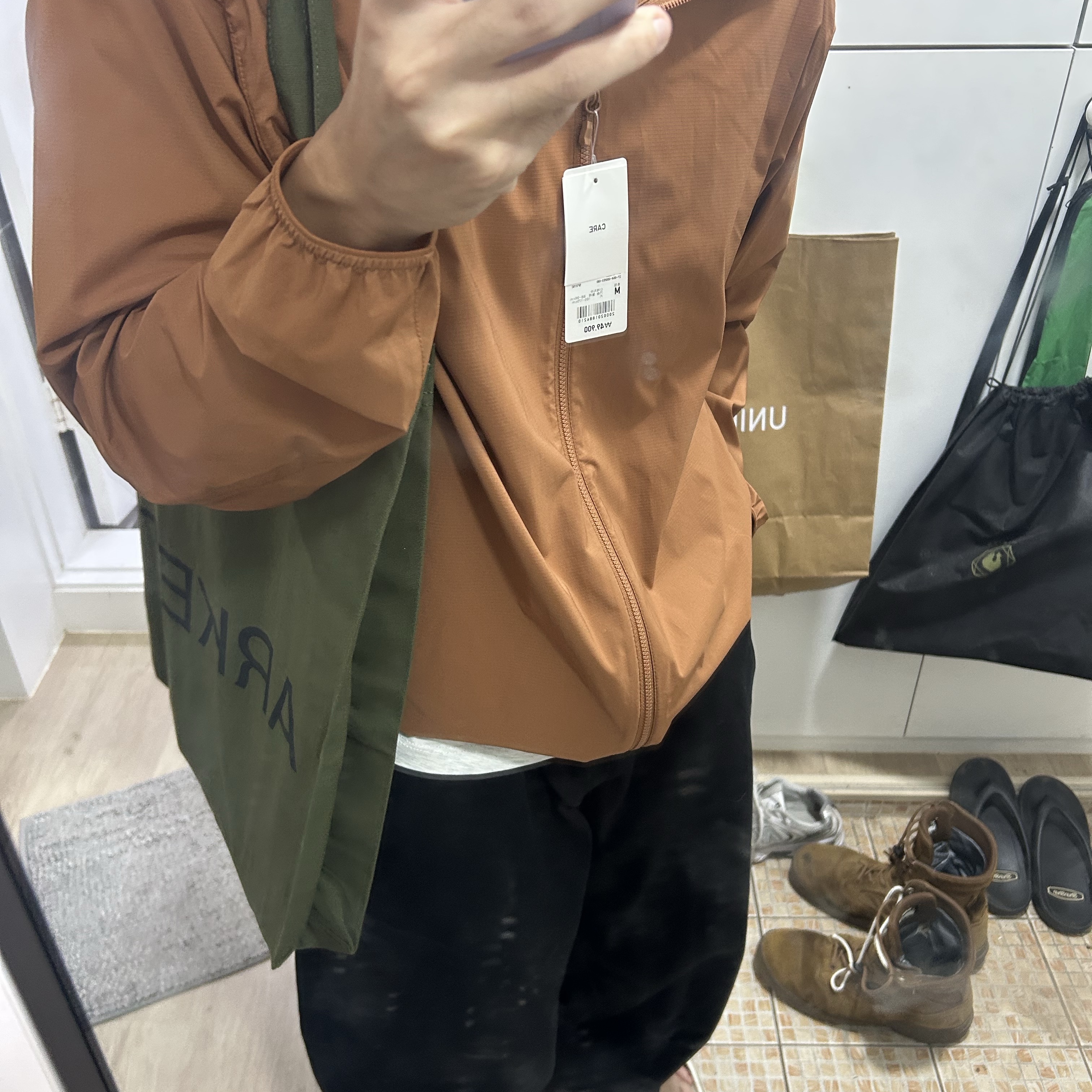 Arket Canvas Tote Bag Dark Green 착용 스타일
