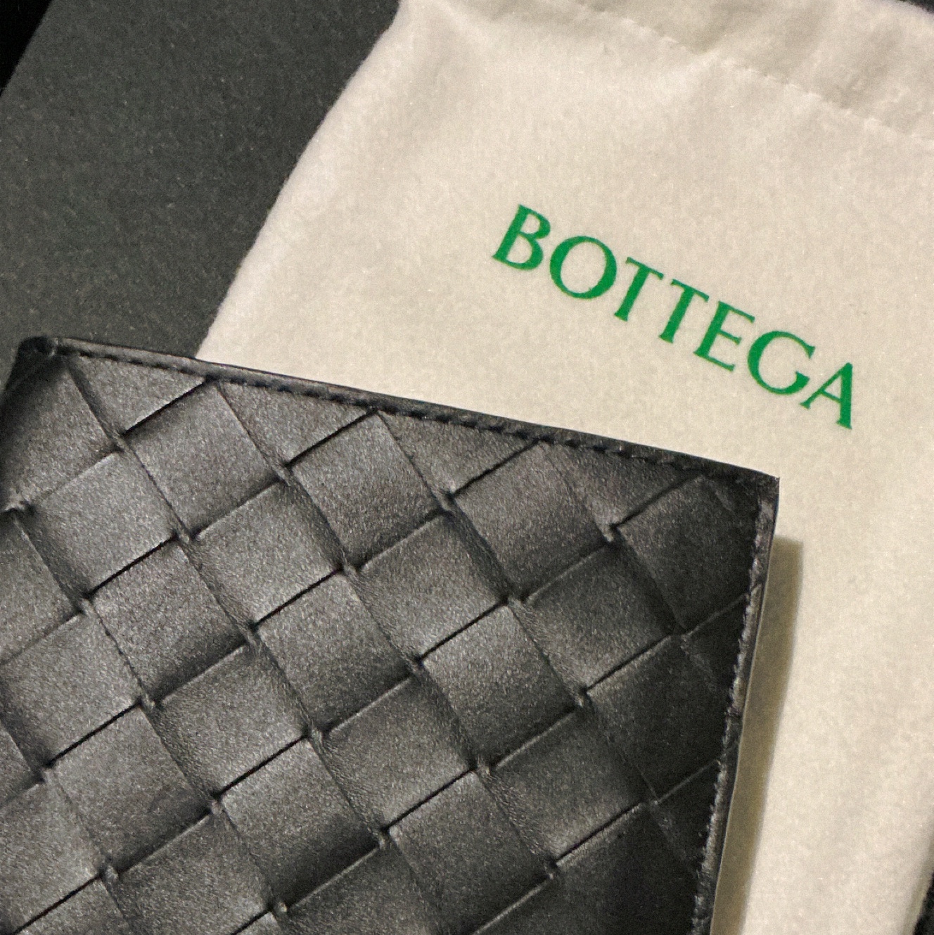 Bottega Veneta Bi-Fold Wallet Black 착용 스타일 - 2