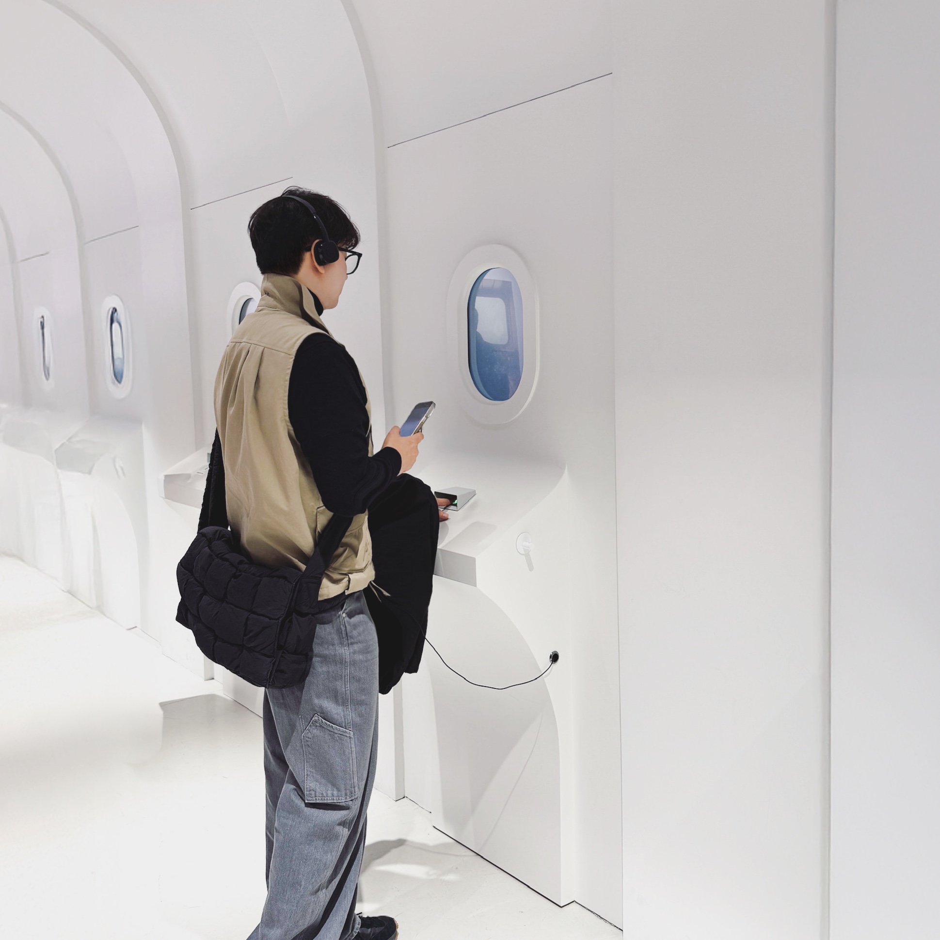 Bottega Veneta Large Padded Tech Cassette Black 착용 스타일