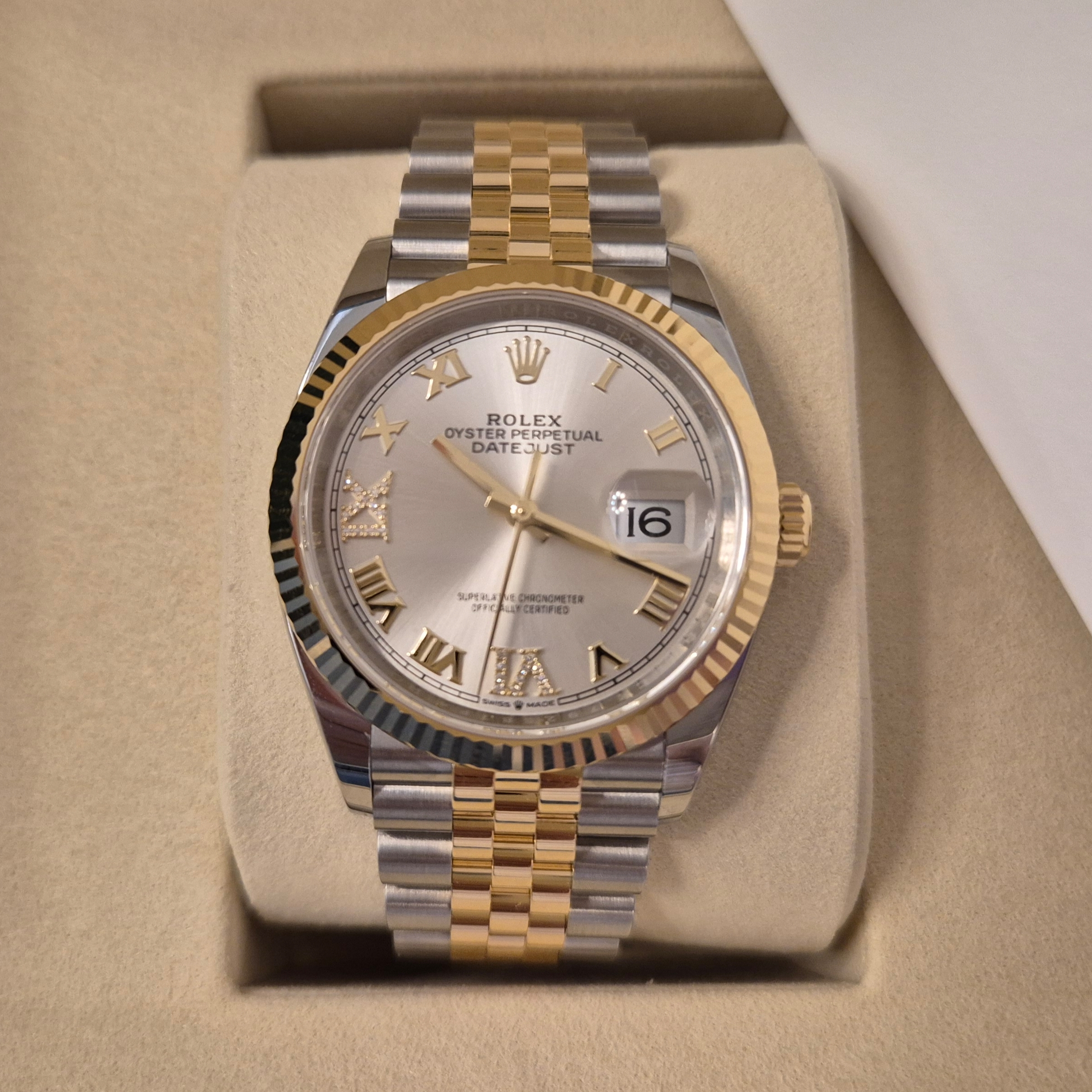Rolex Datejust 36mm 126233 Silver Roman Diamond-Set Jubilee 착용 스타일 - 3