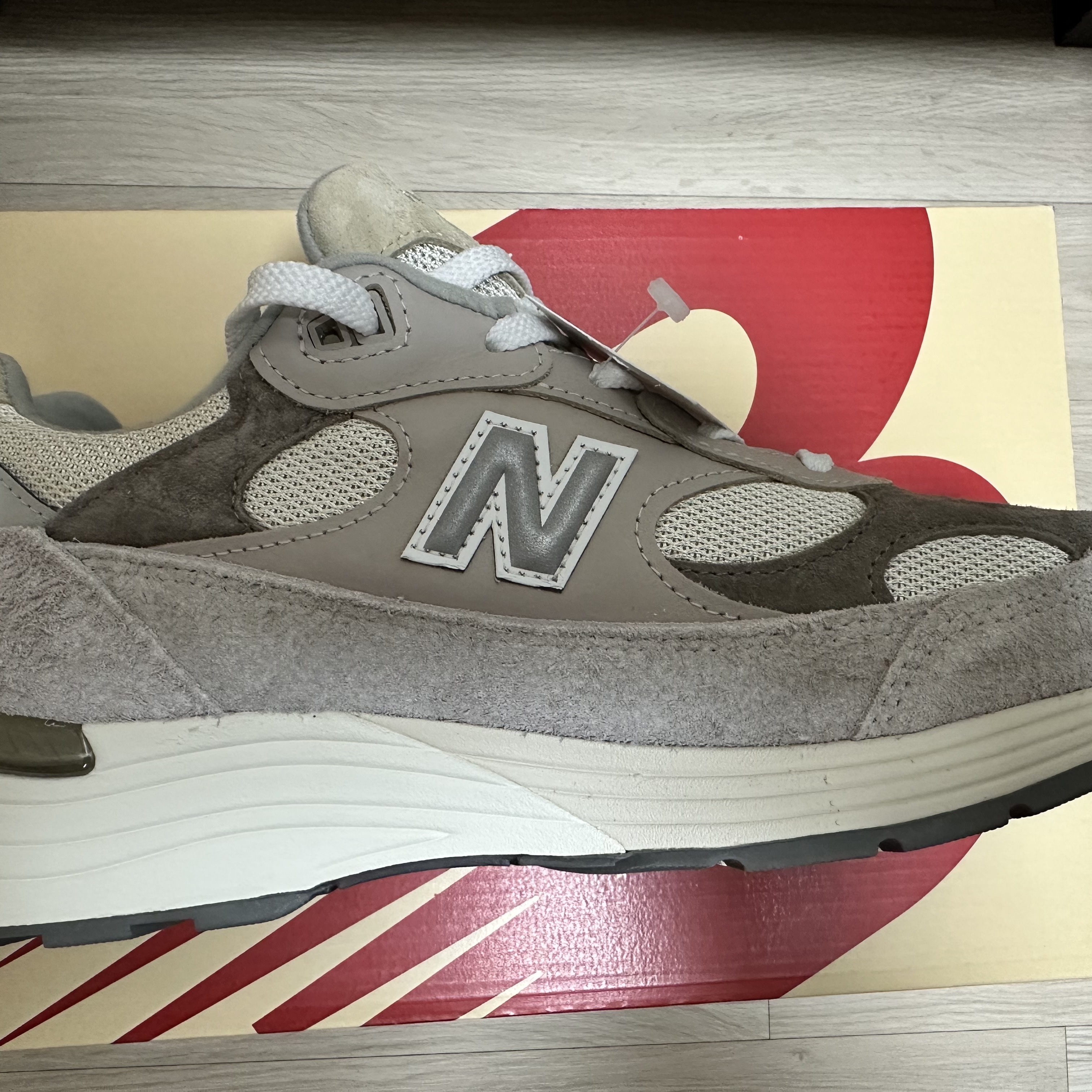 New Balance 992 Made in USA Moonrock Mushroom 착용 스타일 - 2