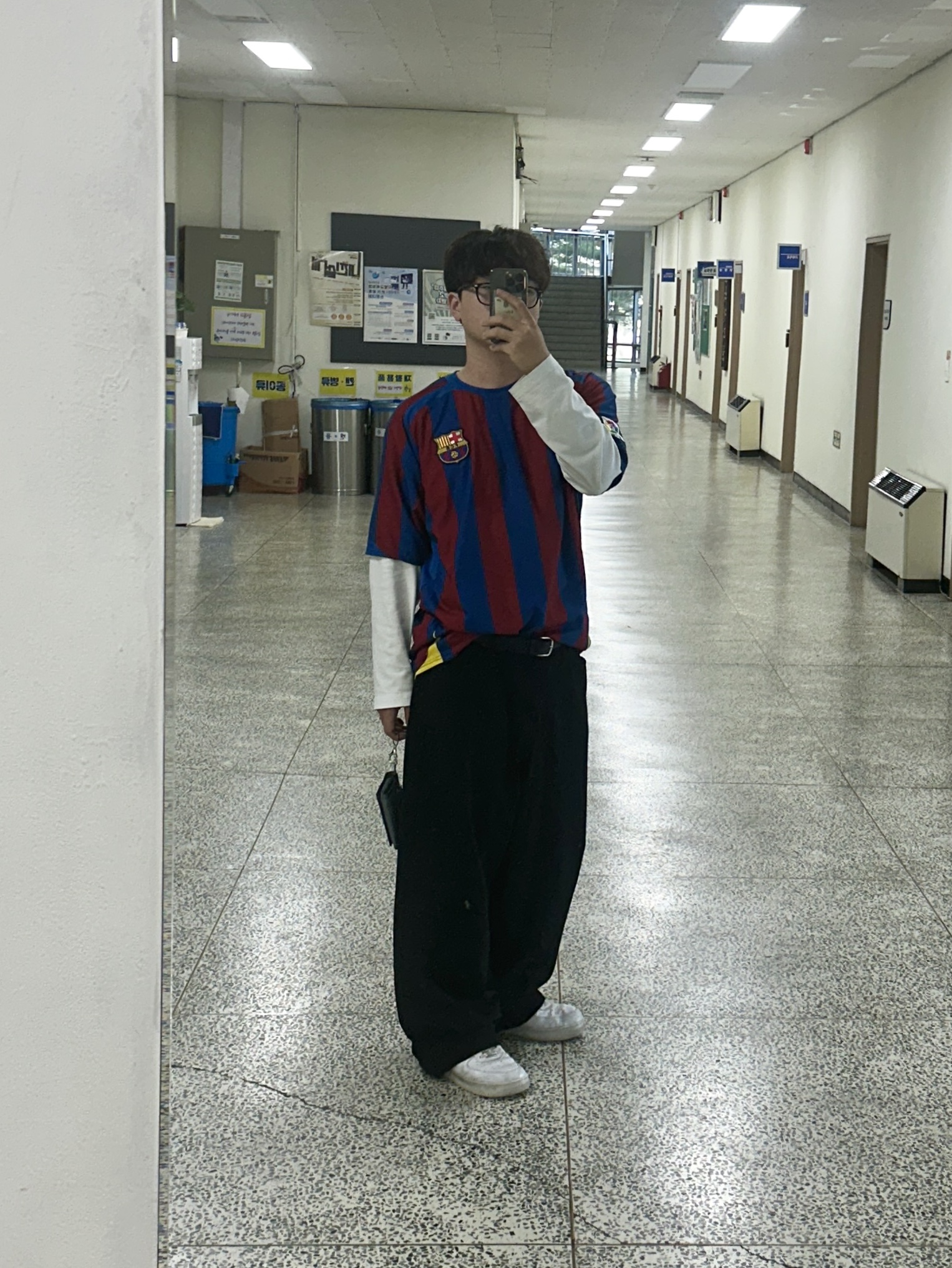 Nike FC Barcelona 2025/26 Stadium Home Dri-Fit Football Replica Jersey Deep Royal Blue Noble Red (Non Marking Ver.), Nike x Supreme Air Force 1 Low White 착용 스타일