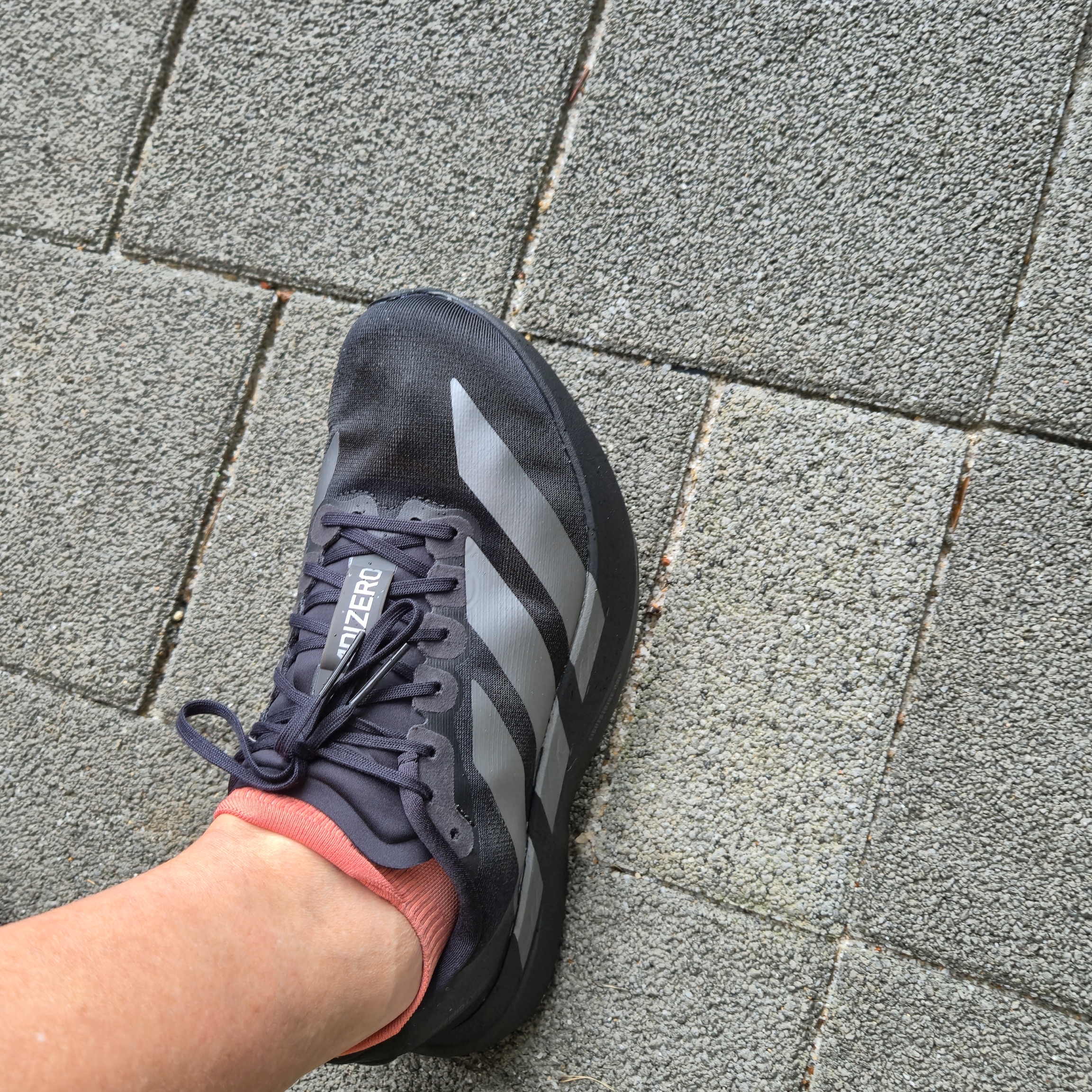 Adidas Adizero EVO SL Core Black Iron Metallic 착용 스타일 - 4
