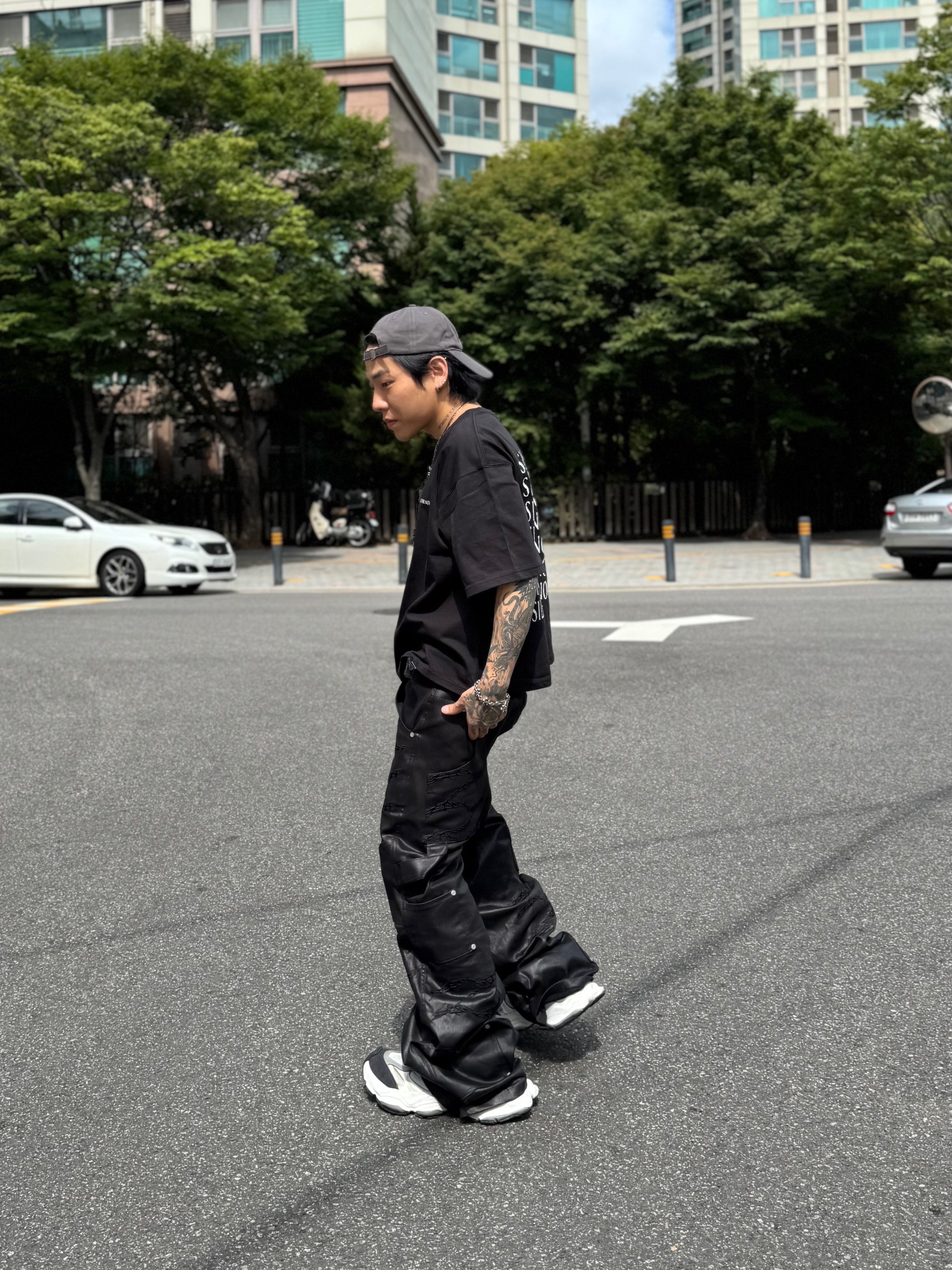 Balenciaga Cargo Sneakers White Grey 착용 스타일 - 3