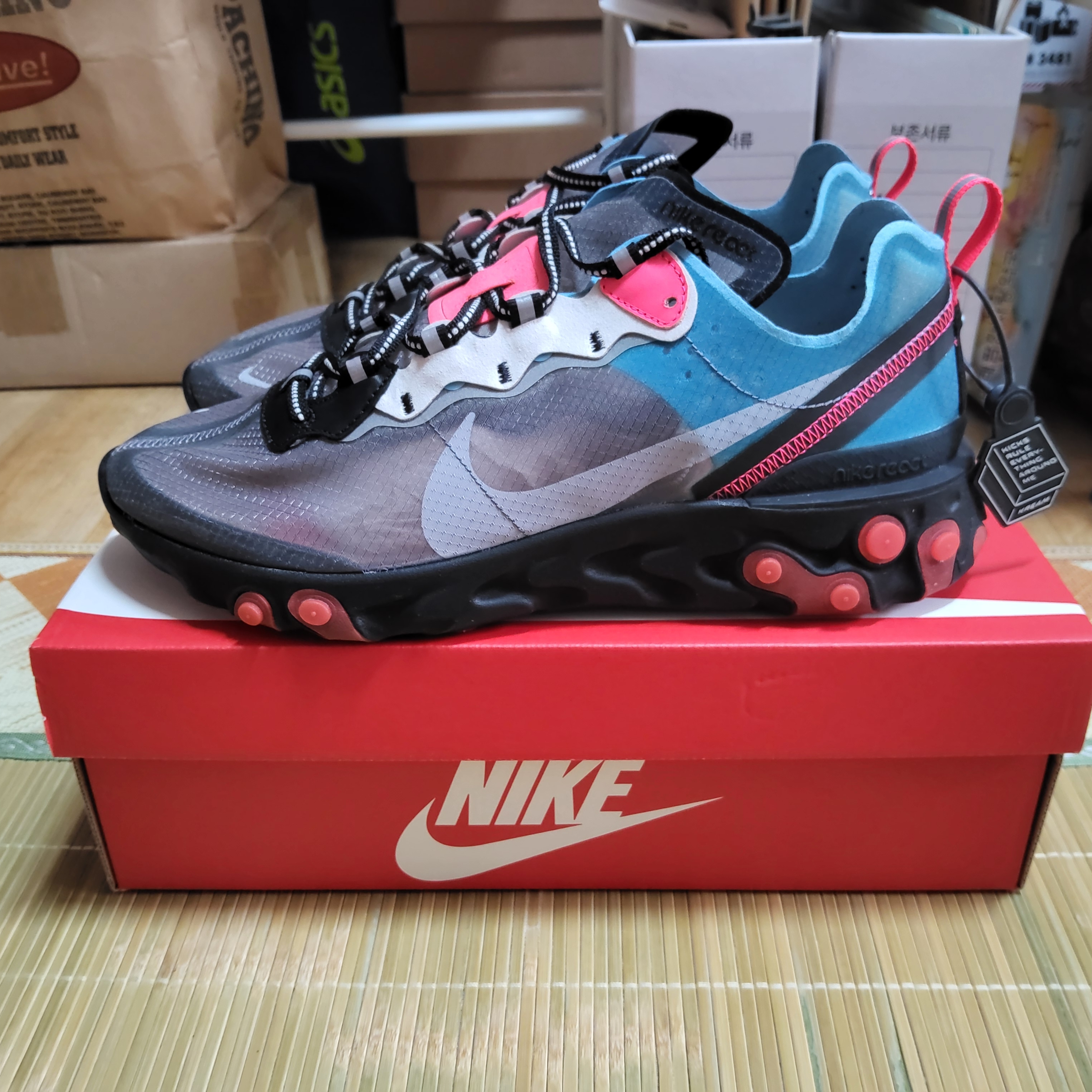 Nike React Element 87 Blue Chill Solar Red 착용 스타일 - 1