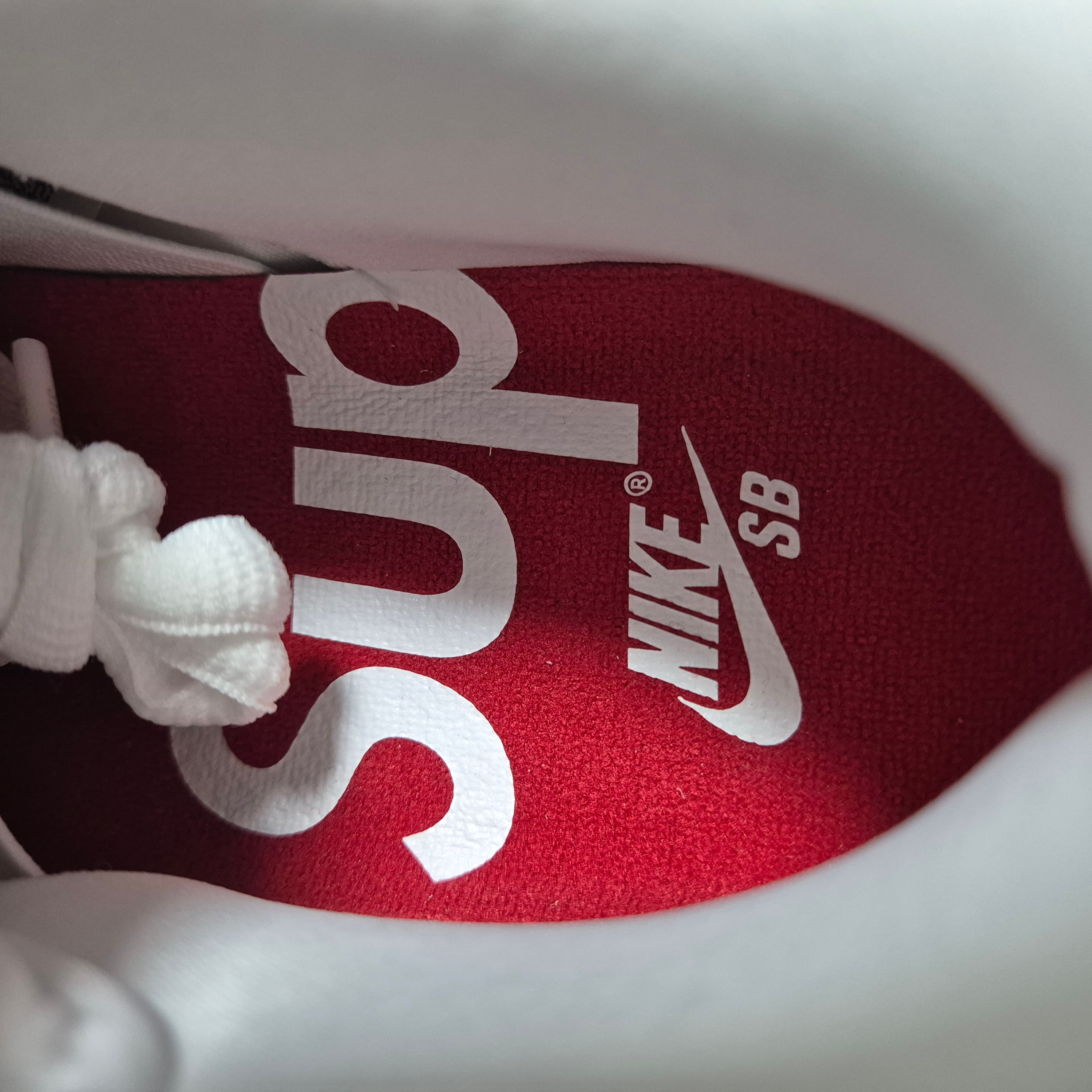 Nike x Supreme SB Dunk Low White 착용 스타일 - 7