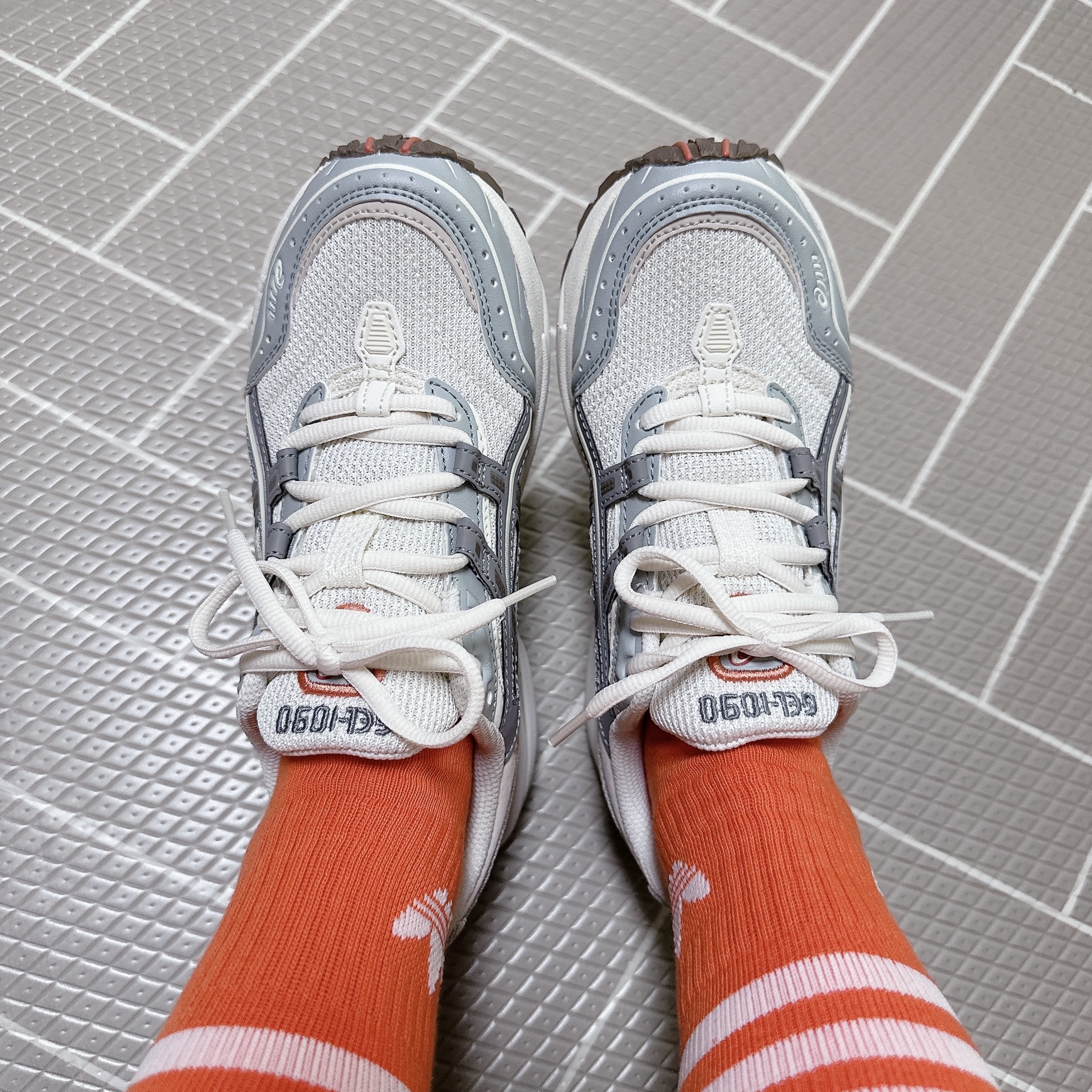 Asics Gel-1090 Blue Grey 착용 스타일 - 1