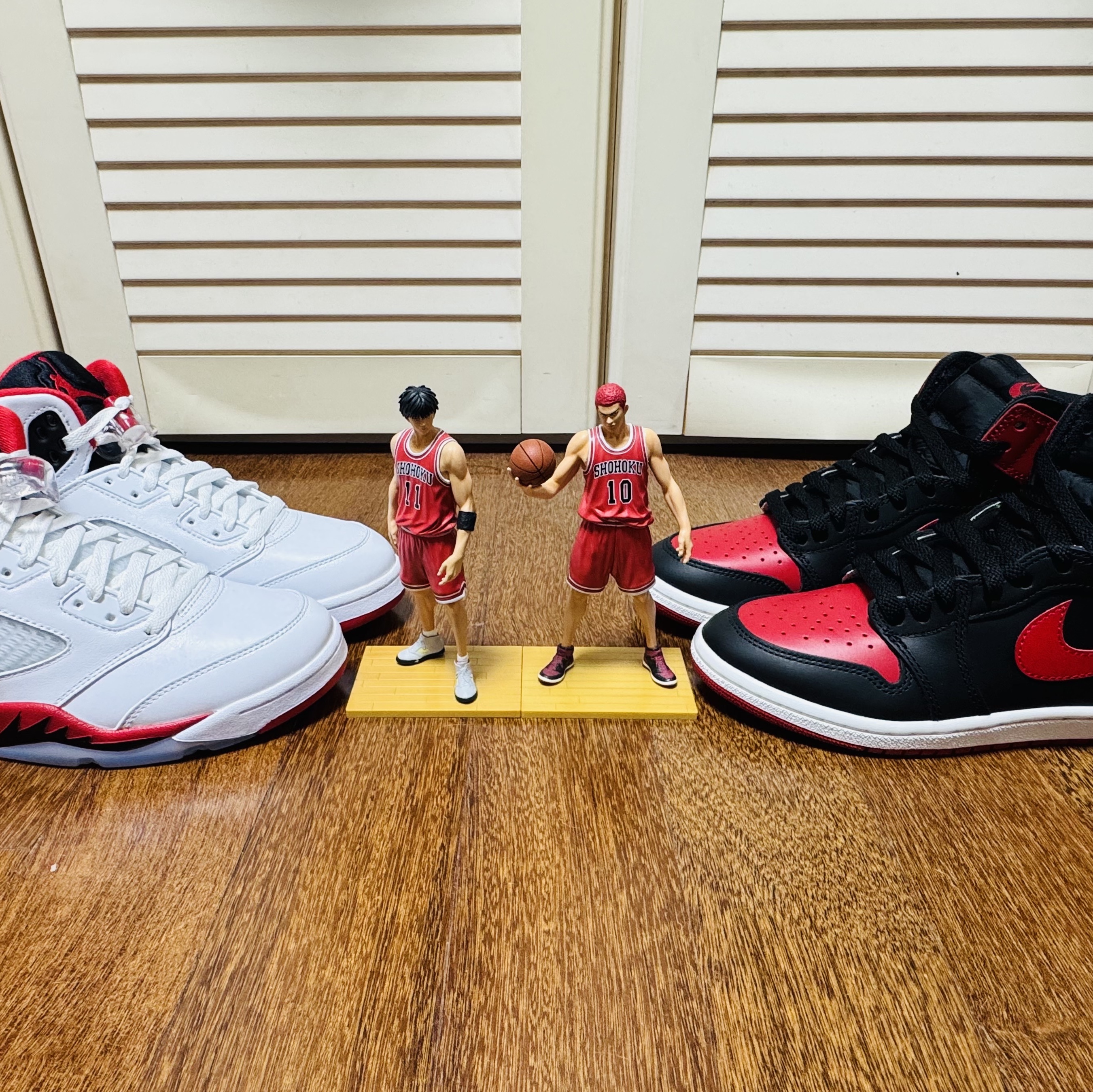 Jordan 5 Retro Fire Red Black Tongue 2025, Jordan 1 High 85 Bred 착용 스타일 - 1