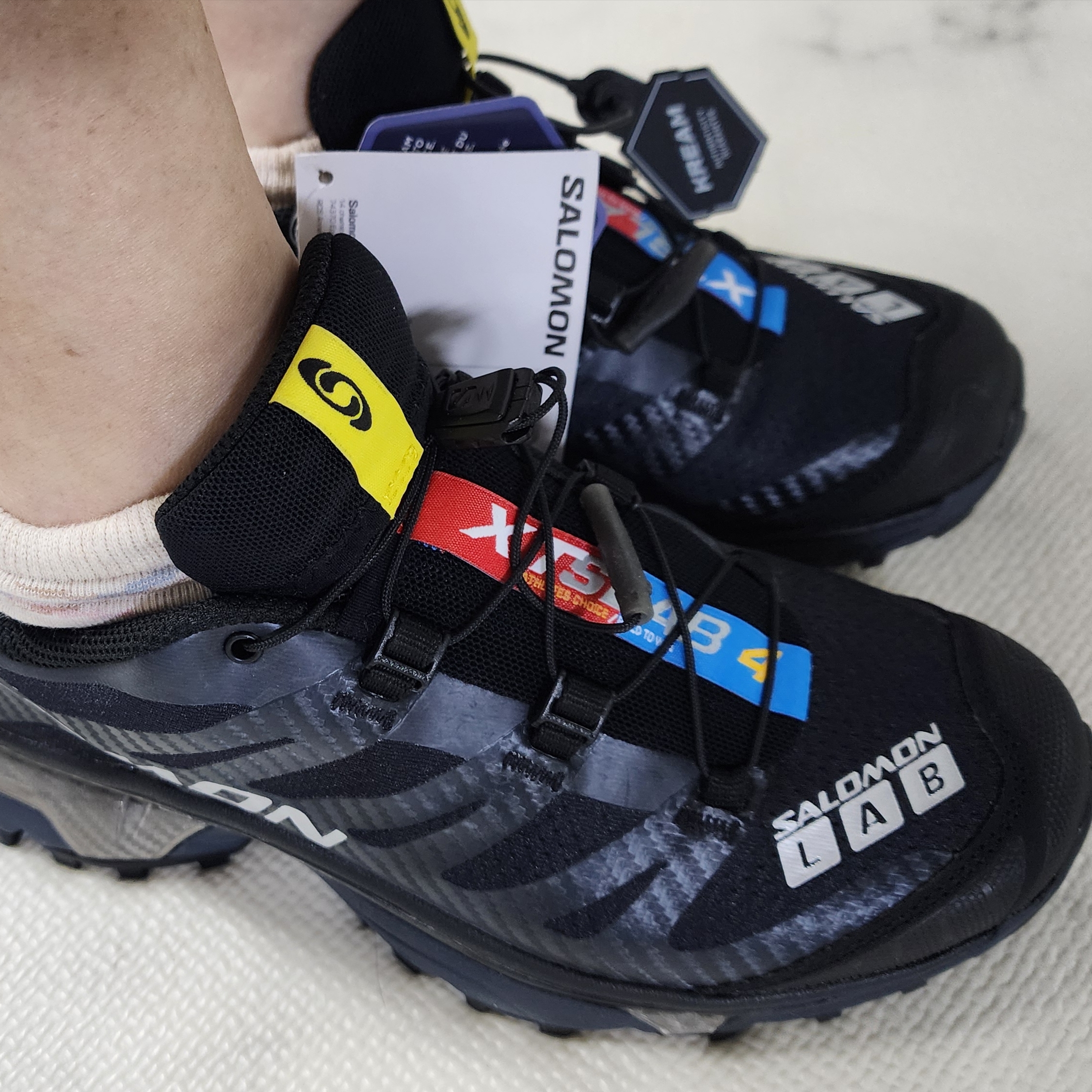 Salomon XT-4 Black Silver Metallic 착용 스타일