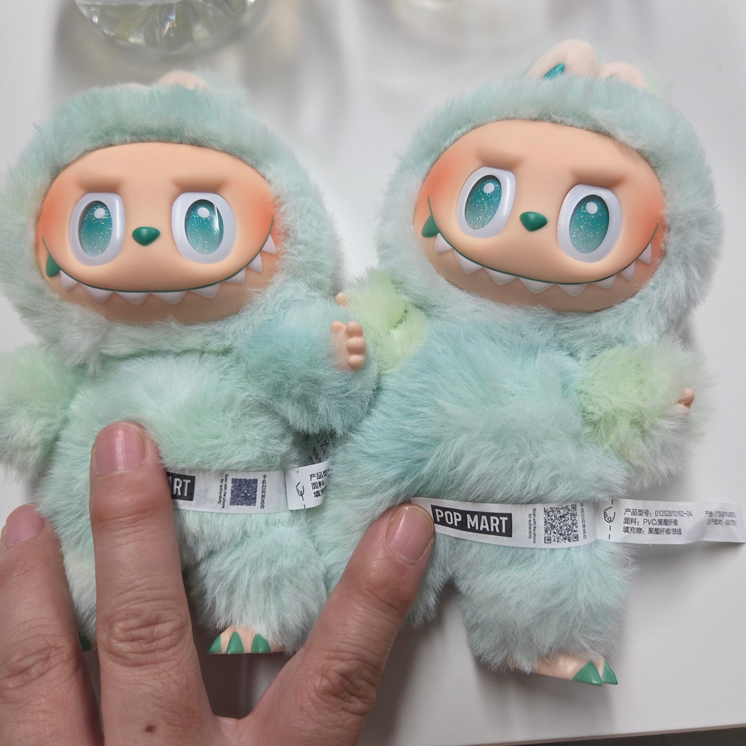 Pop Mart Labubu The Monsters Highlight Series Sealed Case (Bundle of 2/1 Blind Box) 착용 스타일