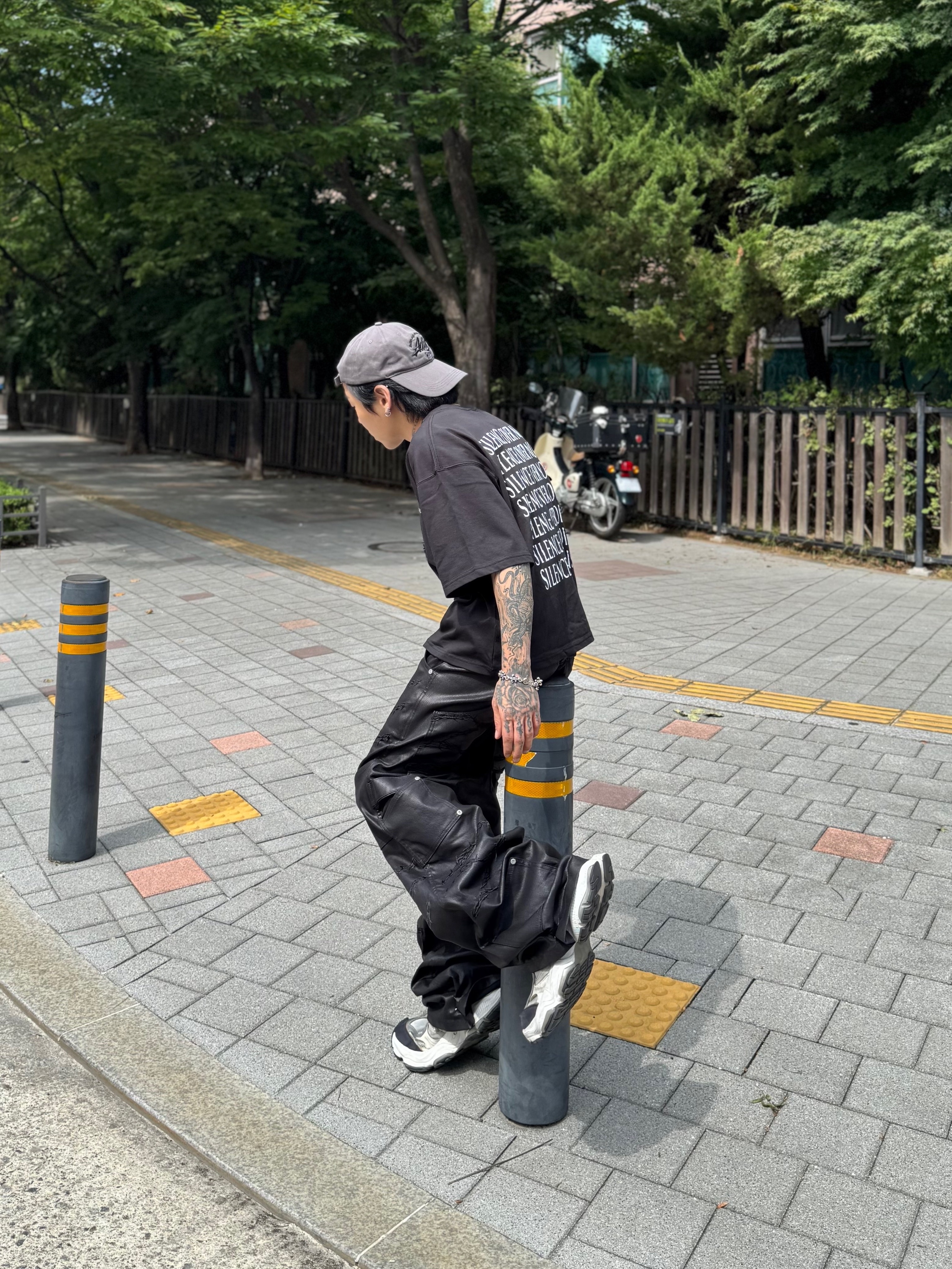 Balenciaga Cargo Sneakers White Grey 착용 스타일 - 6
