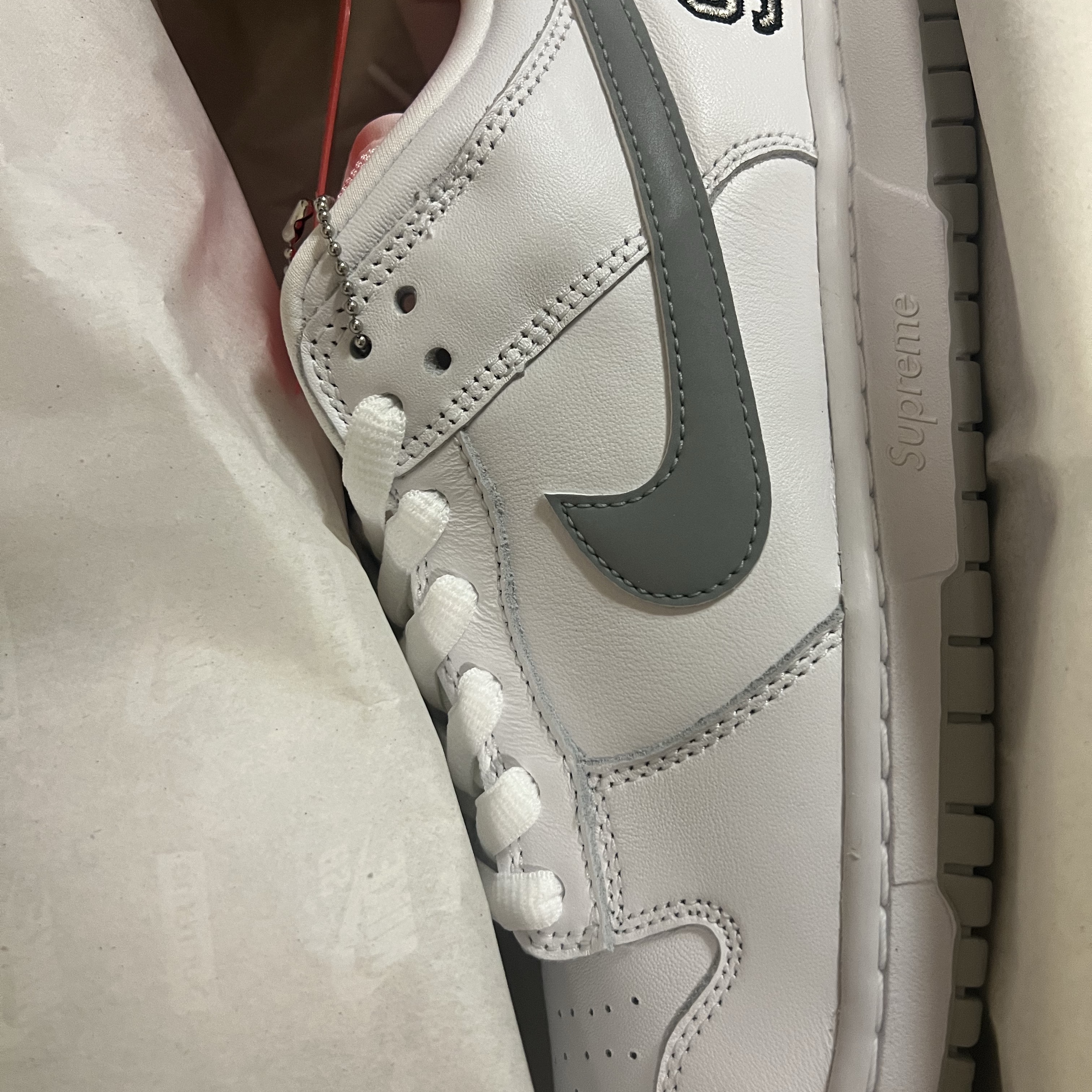 Nike x Supreme SB Dunk Low White 착용 스타일 - 1