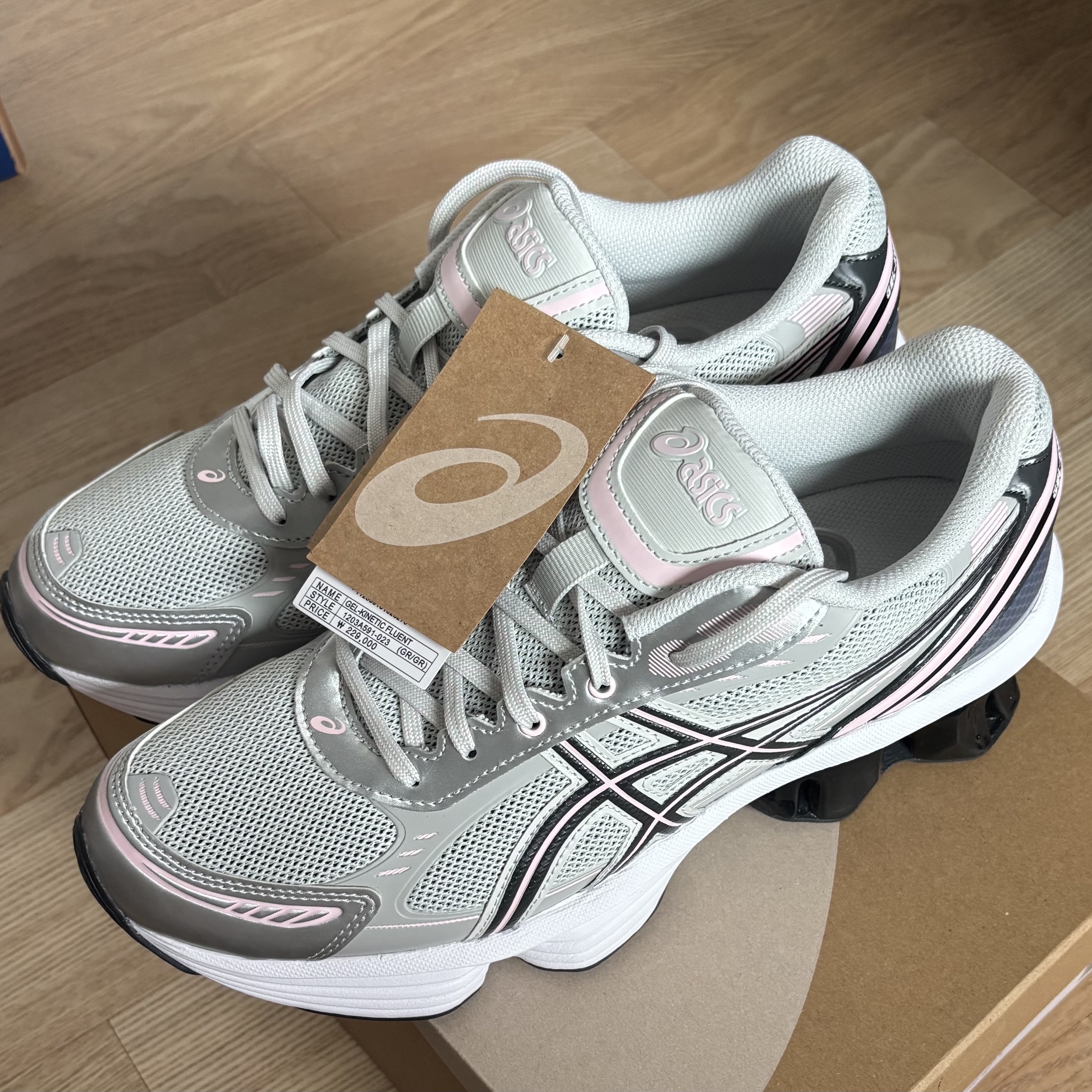 Asics Gel-Kinetic Fluent Glacier Grey Graphite Grey 착용 스타일