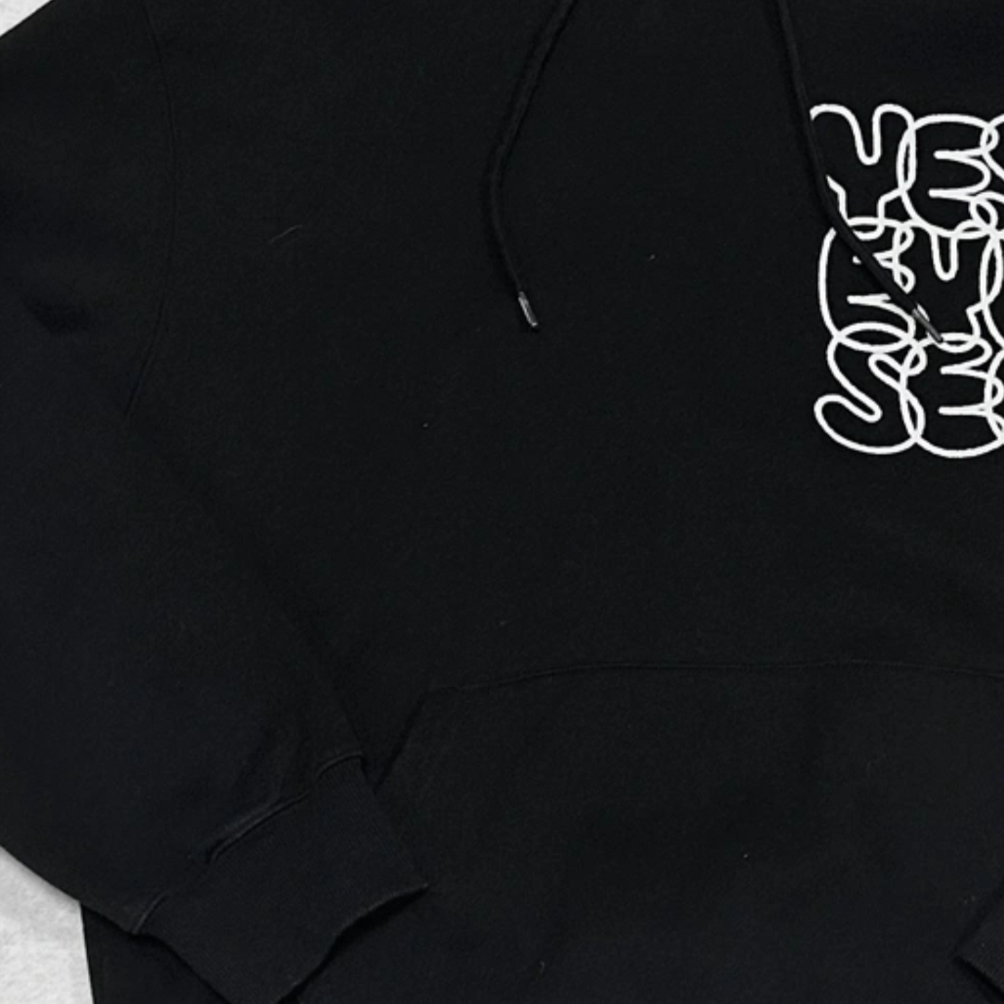 YESEYESEE C-Logo Hoodie Black 착용 스타일
