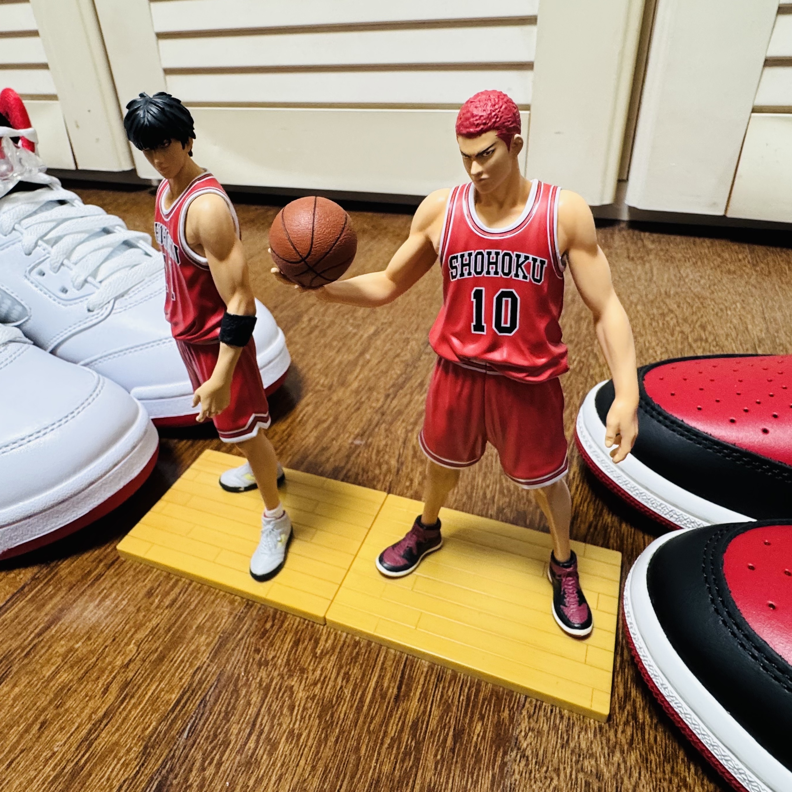 Jordan 5 Retro Fire Red Black Tongue 2025, Jordan 1 High 85 Bred 착용 스타일 - 2