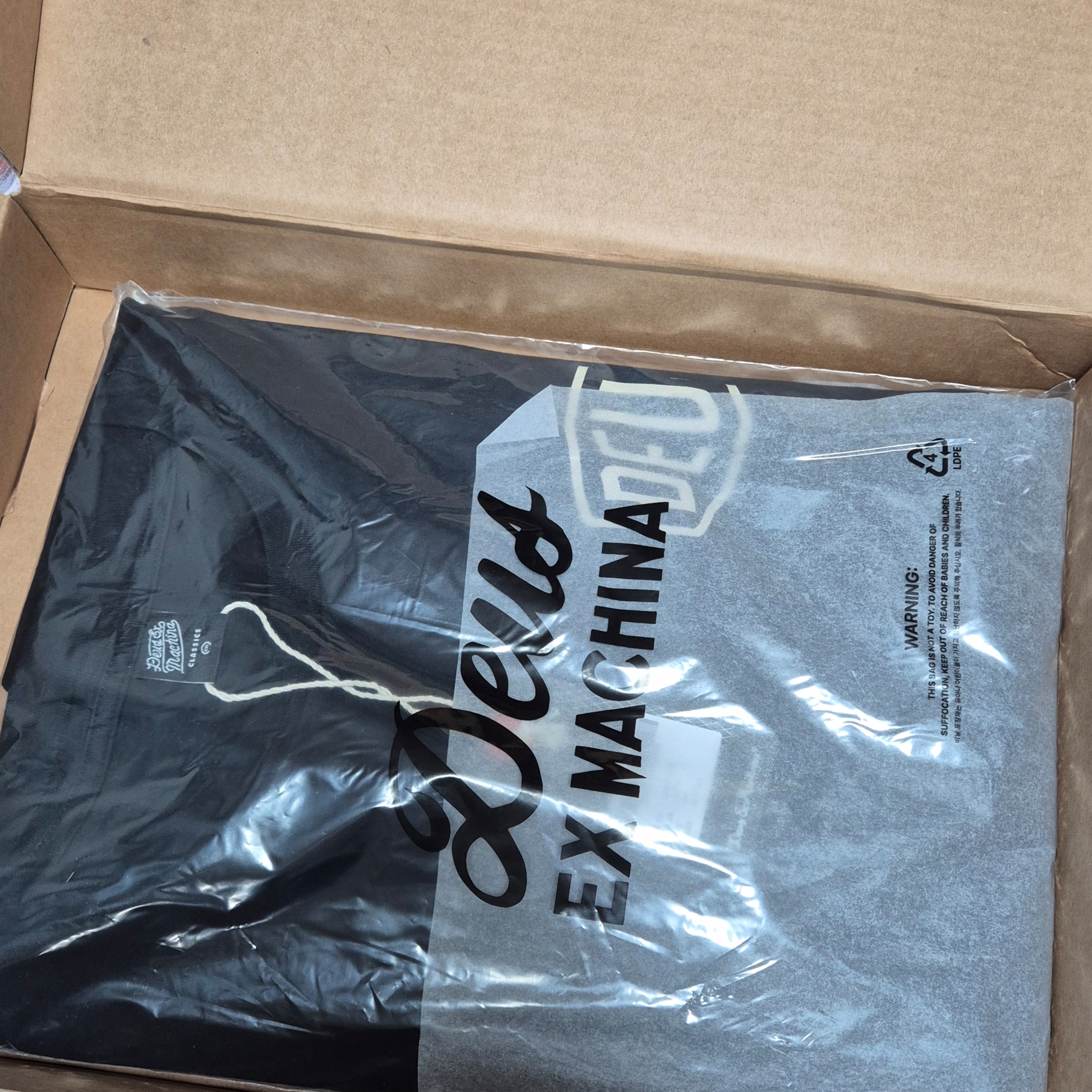 [6% 적립] Deus Ex Machina Seoul College Address Ls Tee Black 착용 스타일