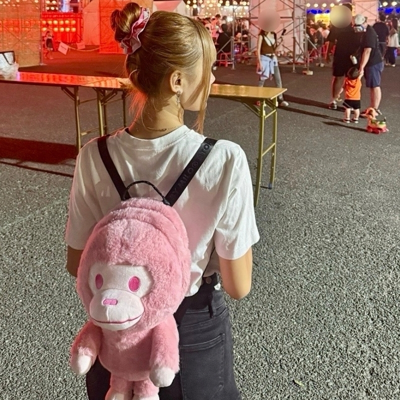 BAPE Baby Milo Plush Doll Backpack Pink, BAPE Baby Milo Plush Doll Headphone Holder Keychain Pink 착용 스타일 - 1