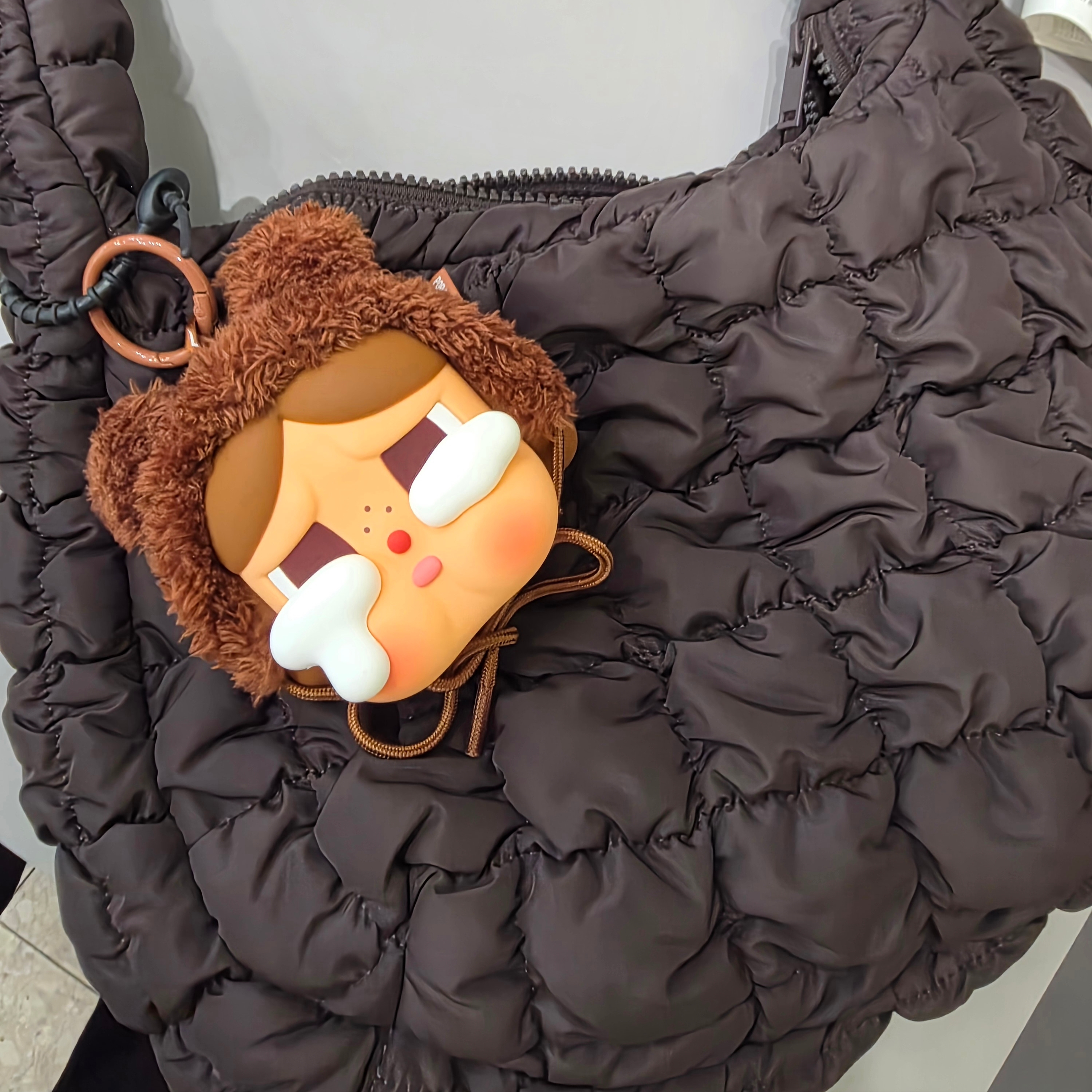 Pop Mart Crybaby Crying Again Series Bear Earphone Bag 착용 스타일