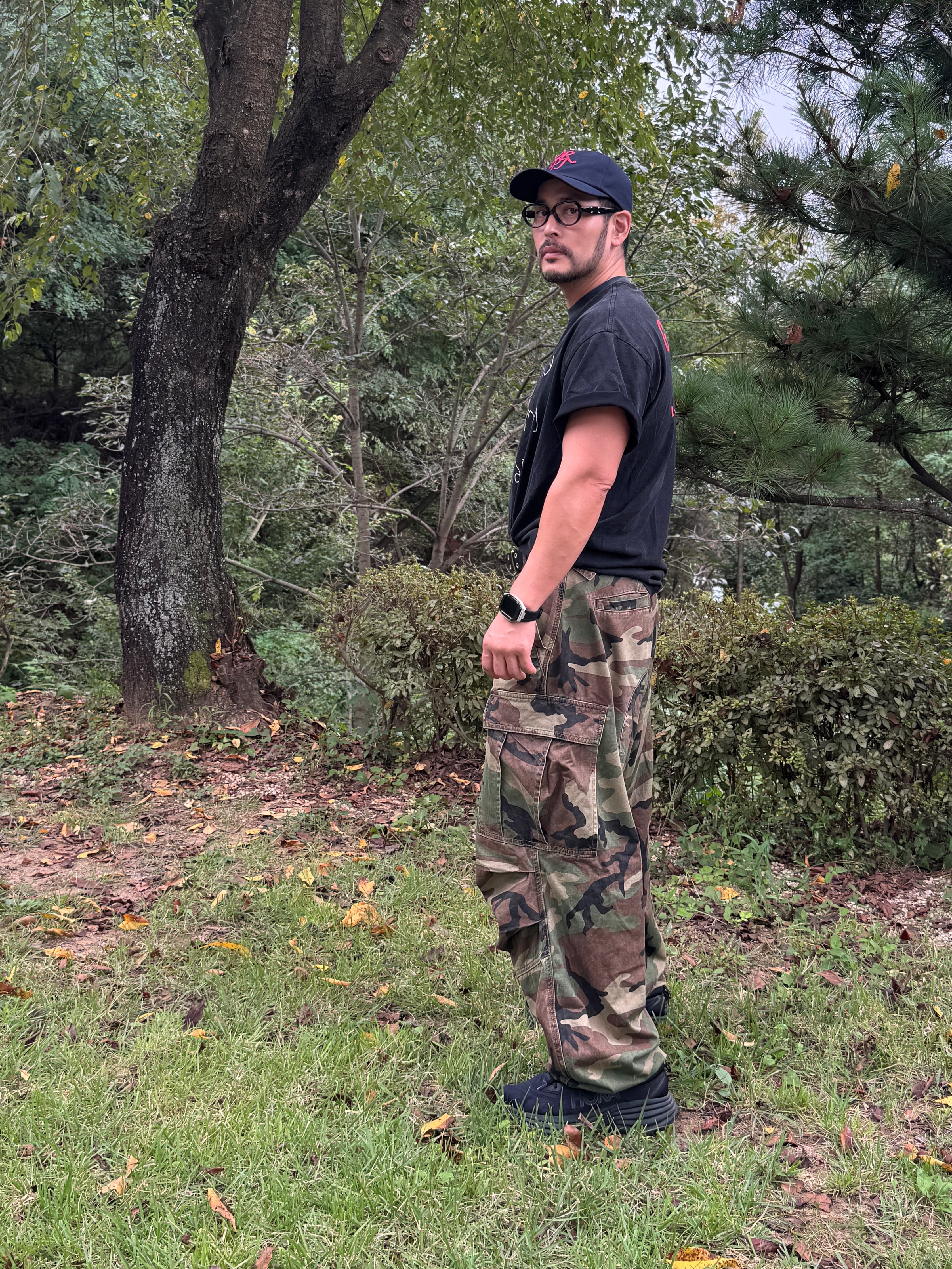 NOD Stone Washed Cargo Pants Camo, Hoka Bondi 8 Black - Wide 착용 스타일 - 4