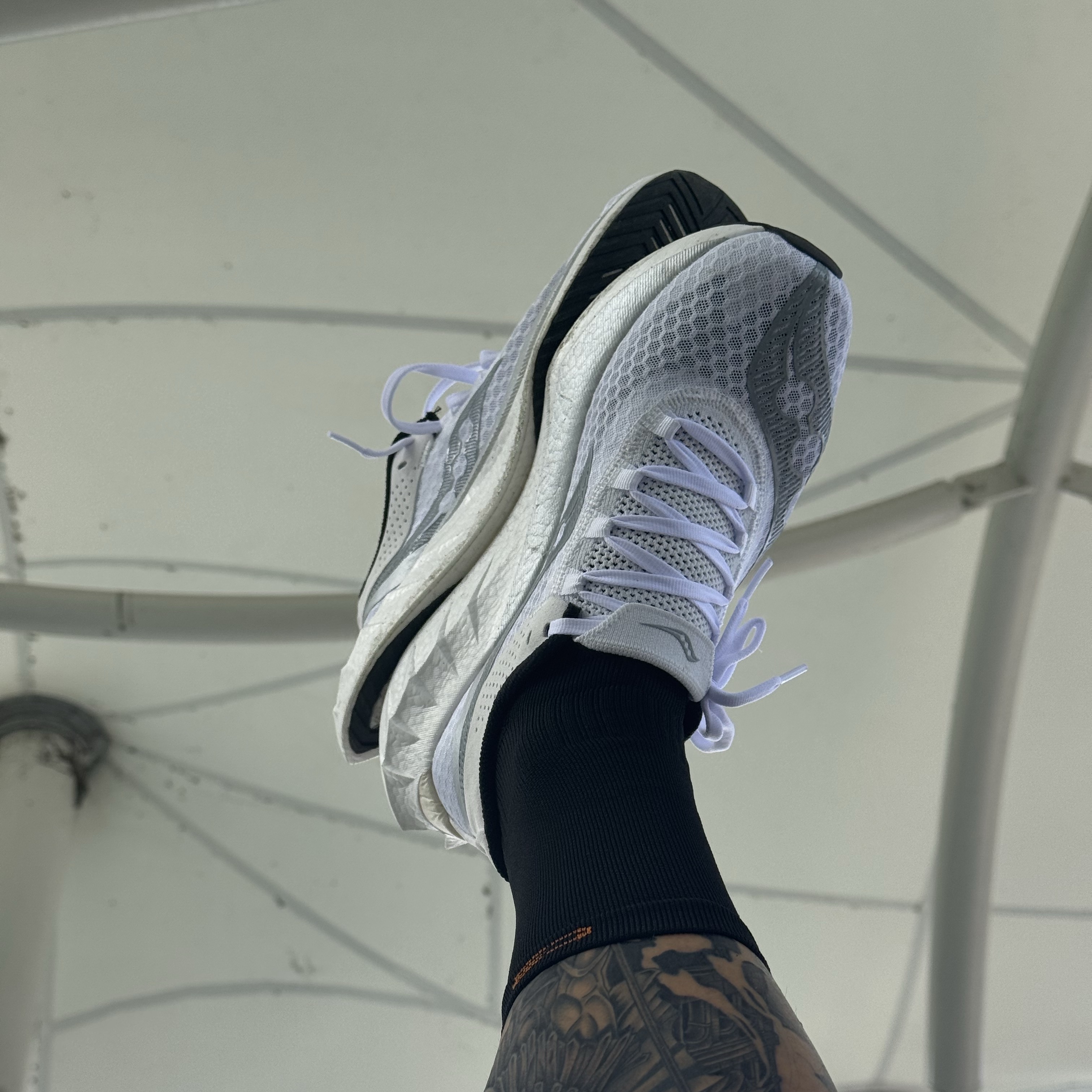 Saucony Endorphin Pro 4 White Silver 착용 스타일 - 1
