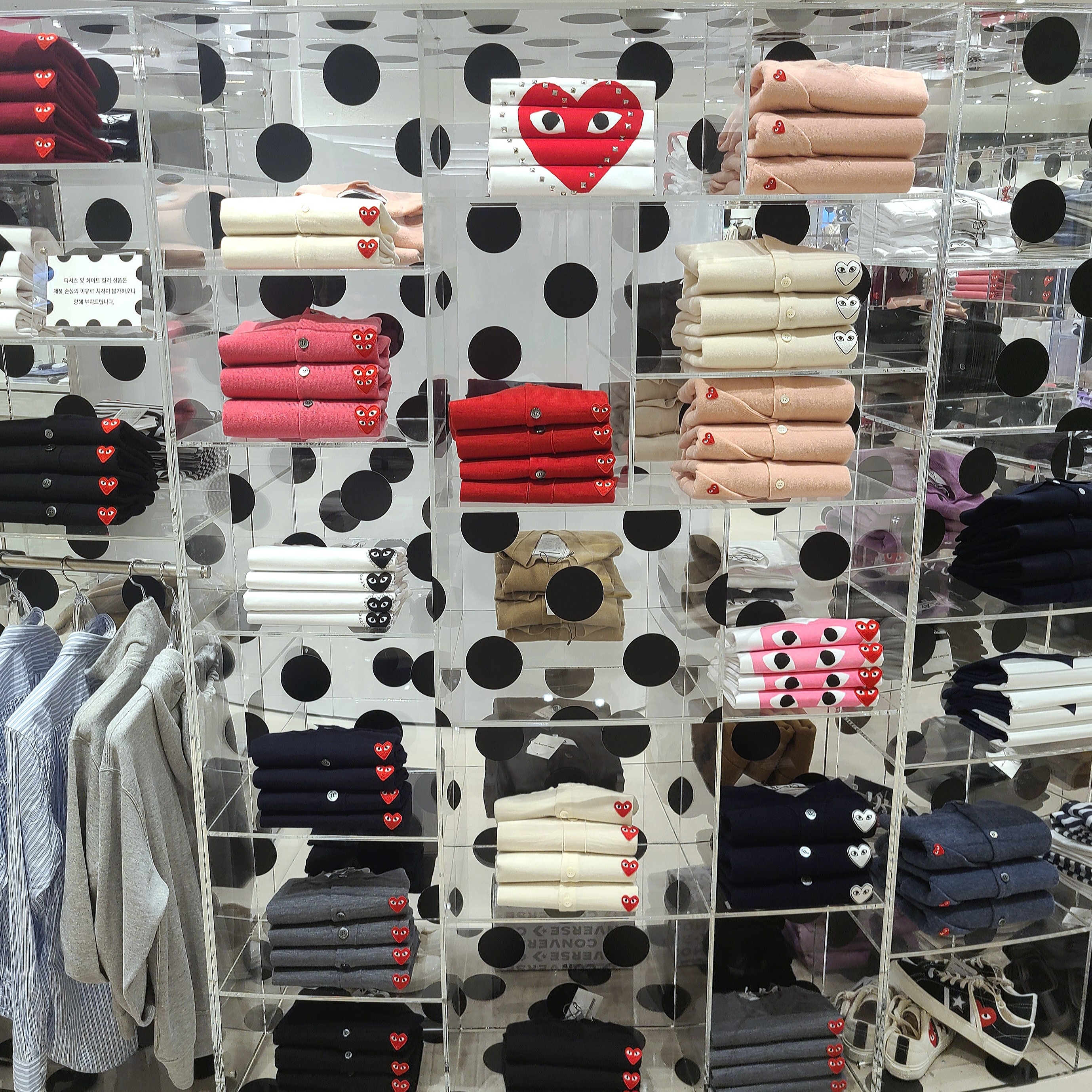 Play Comme des Garcons Knit Red Heart Cardigan Red, Play Comme des Garcons Double Heart Cardigan Pink 착용 스타일 - 3