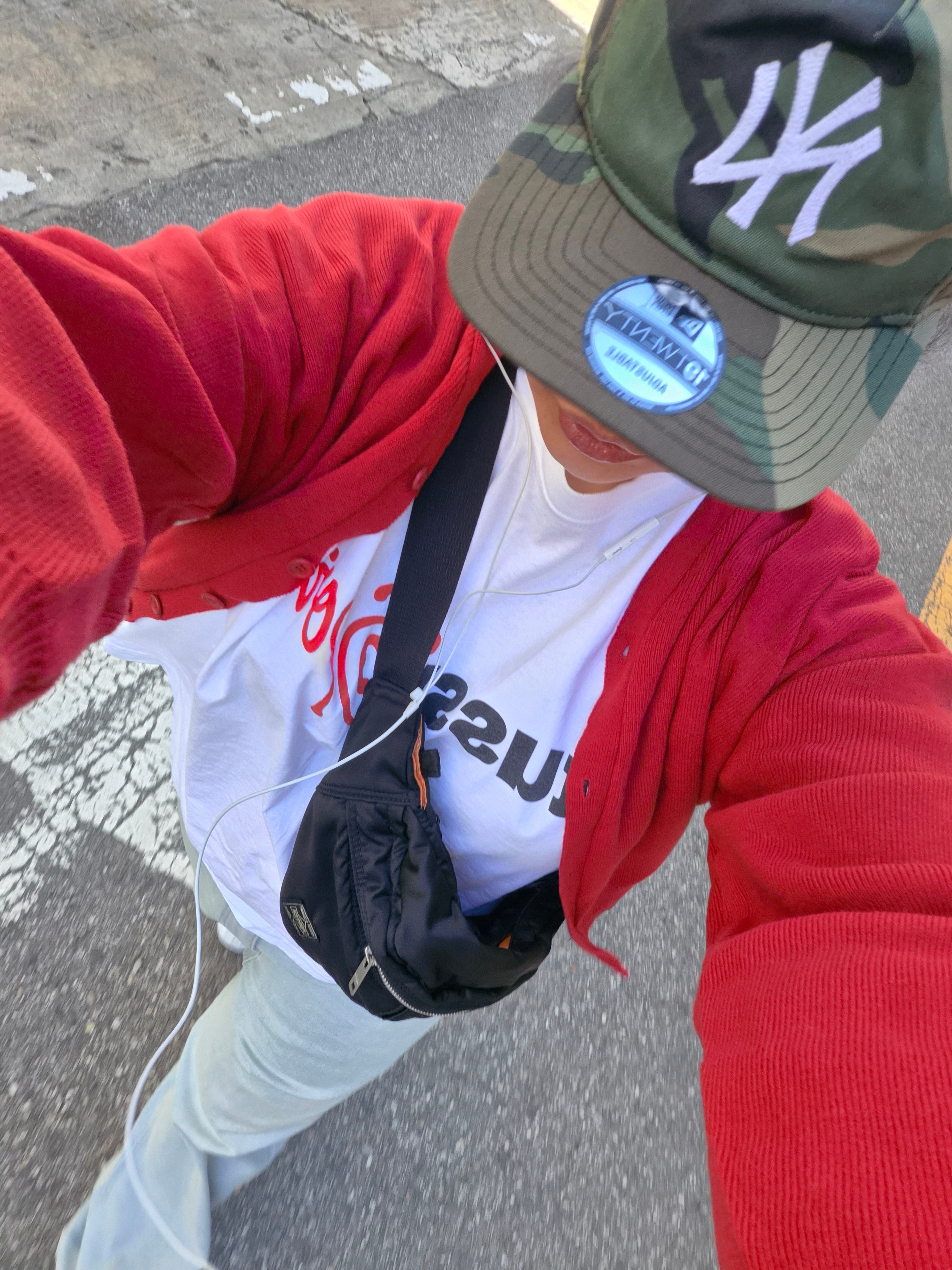 New Era MLB New York Yankees Basic Unstructured Ball Cap Woodland Camo, Stussy Sport Script T-Shirt White 착용 스타일