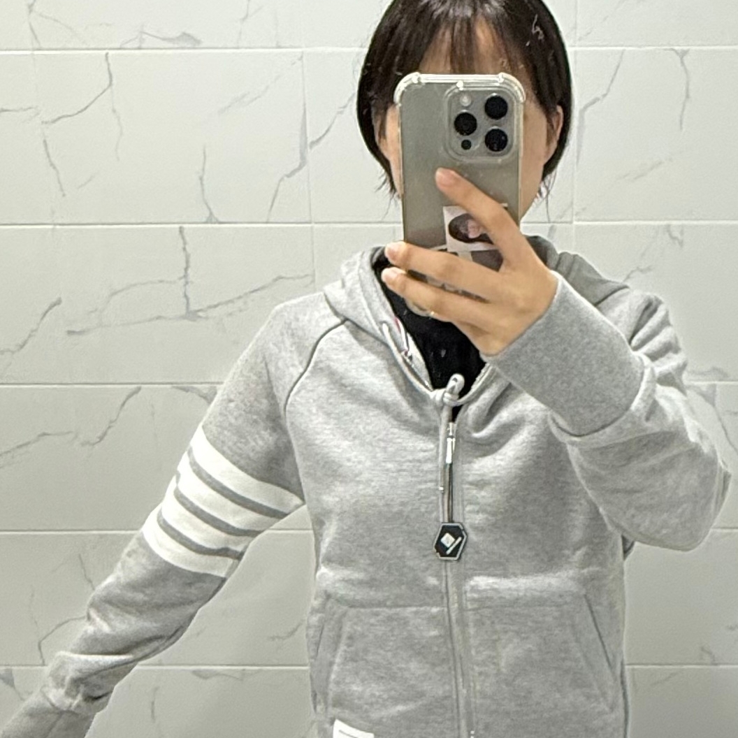 Thom Browne Engineered 4-Bar Zip Hoodie Light Grey 착용 스타일 - 1