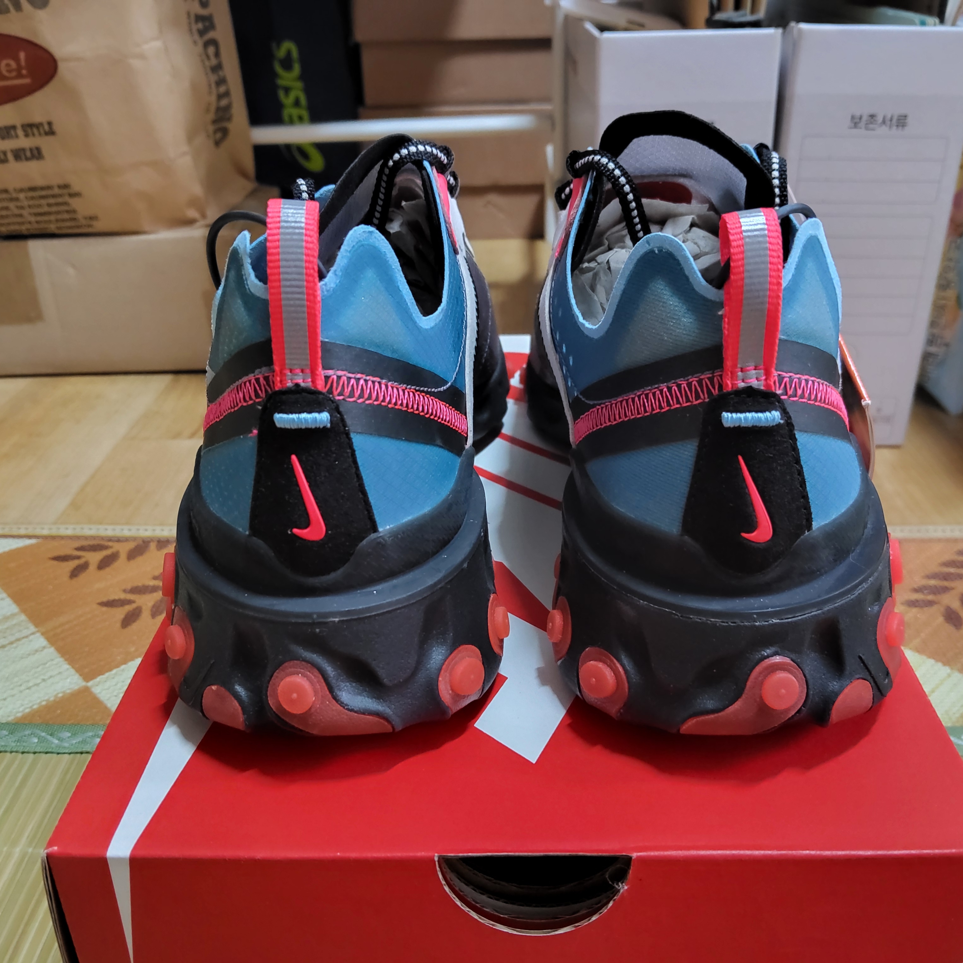 Nike React Element 87 Blue Chill Solar Red 착용 스타일 - 3