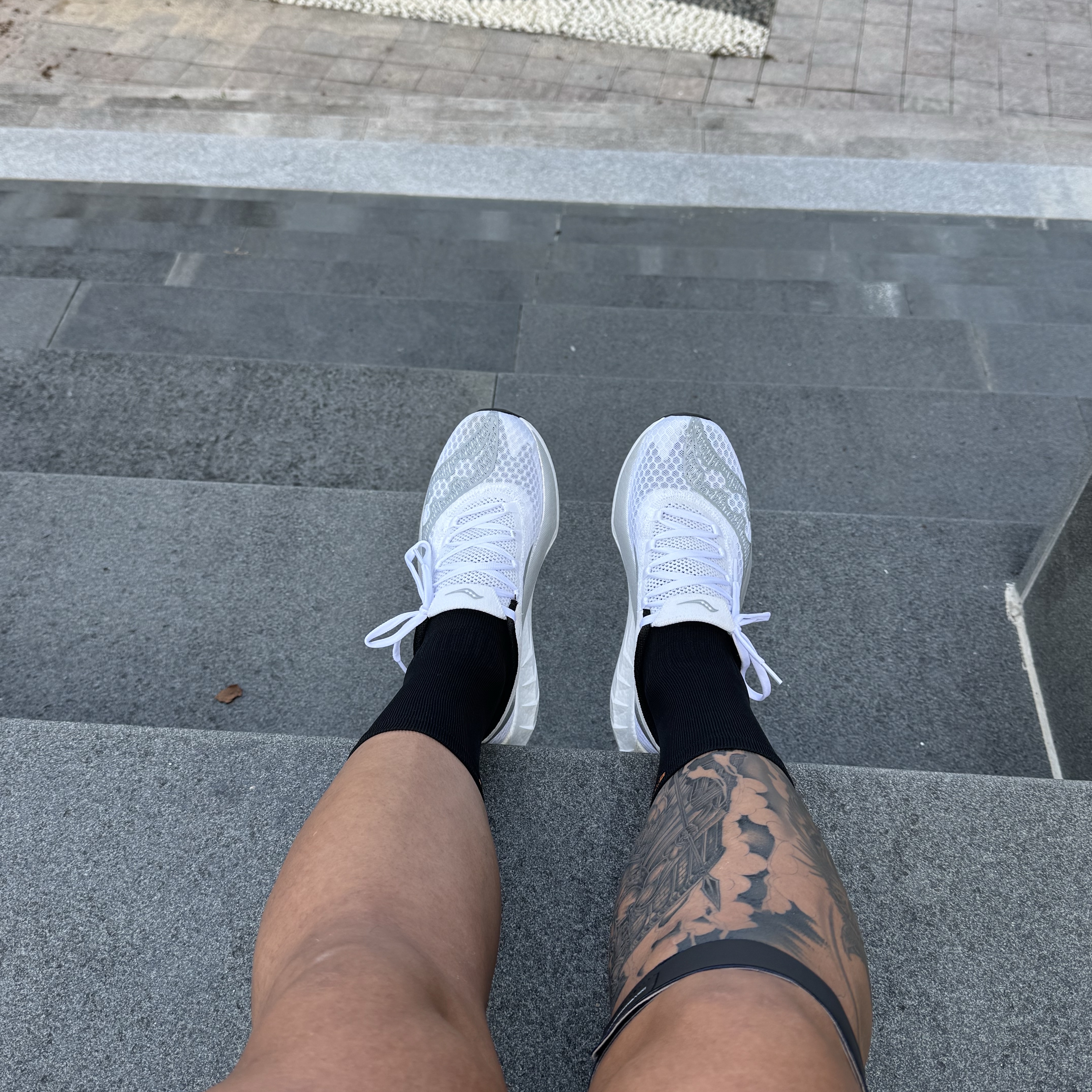 Saucony Endorphin Pro 4 White Silver 착용 스타일 - 2