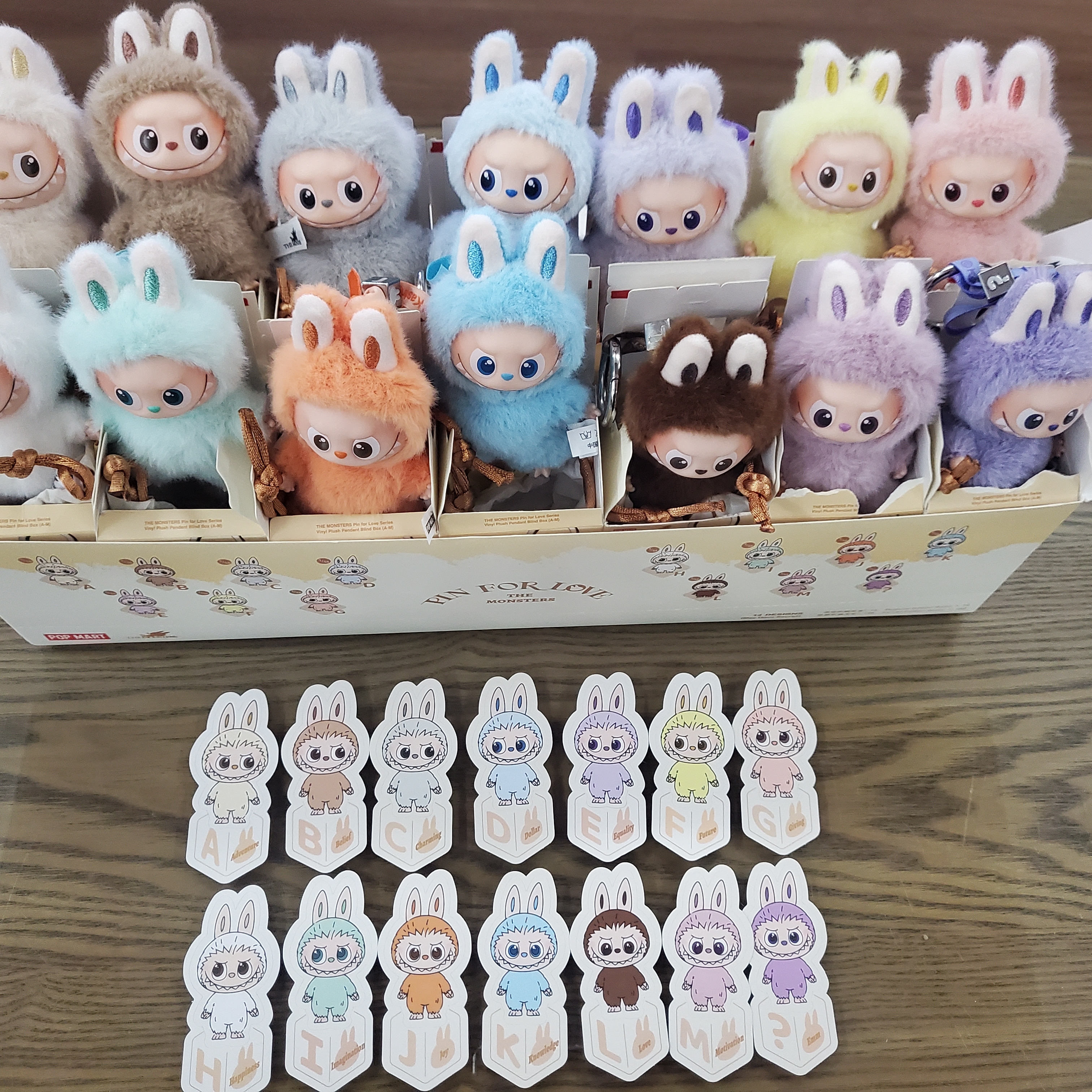 Pop Mart Labubu The Monsters Pin For Love Series Vinyl Plush Pendant Sealed Case (A-M) (14 Blind Boxes) 착용 스타일
