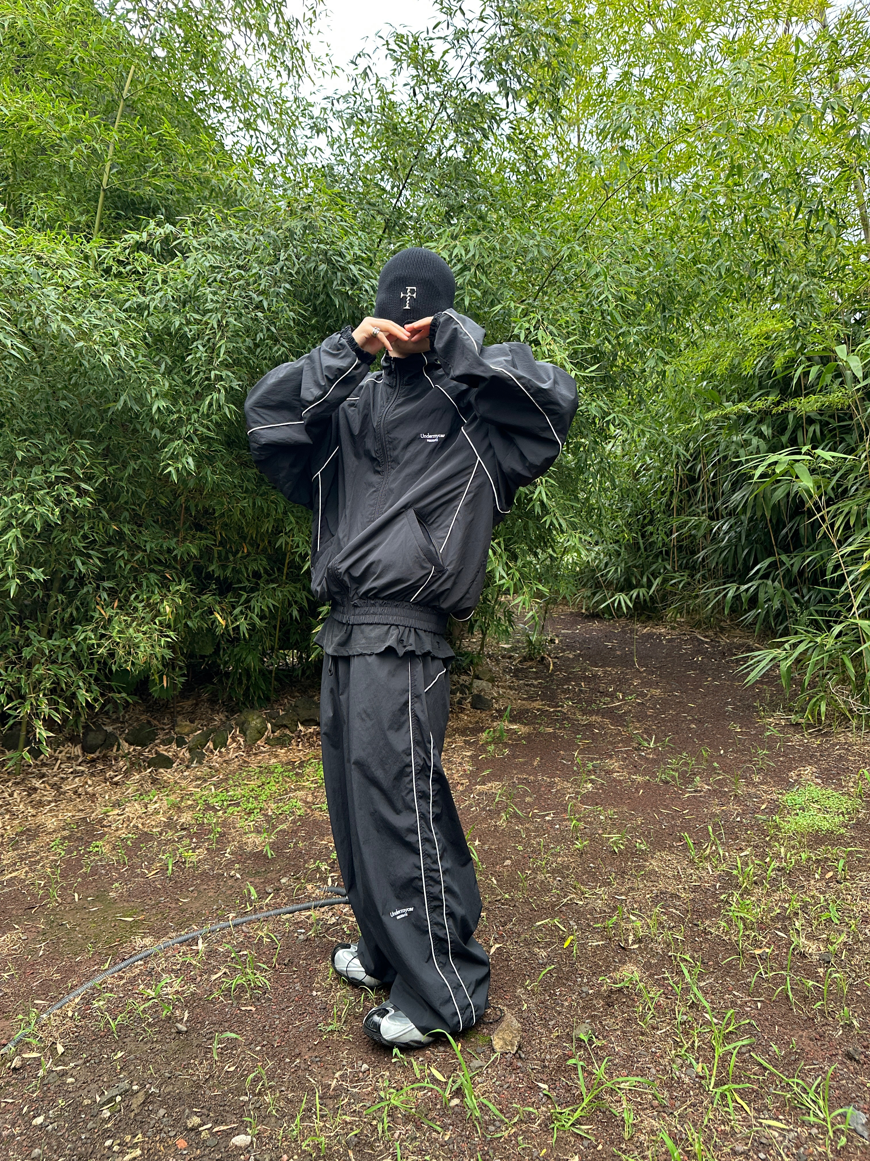 Undermycar MU.132 Original Logo Piping Line Track Jacket Black, Undermycar Mu.126 Original Logo Piping Line Nylon Pants Black 착용 스타일 - 3