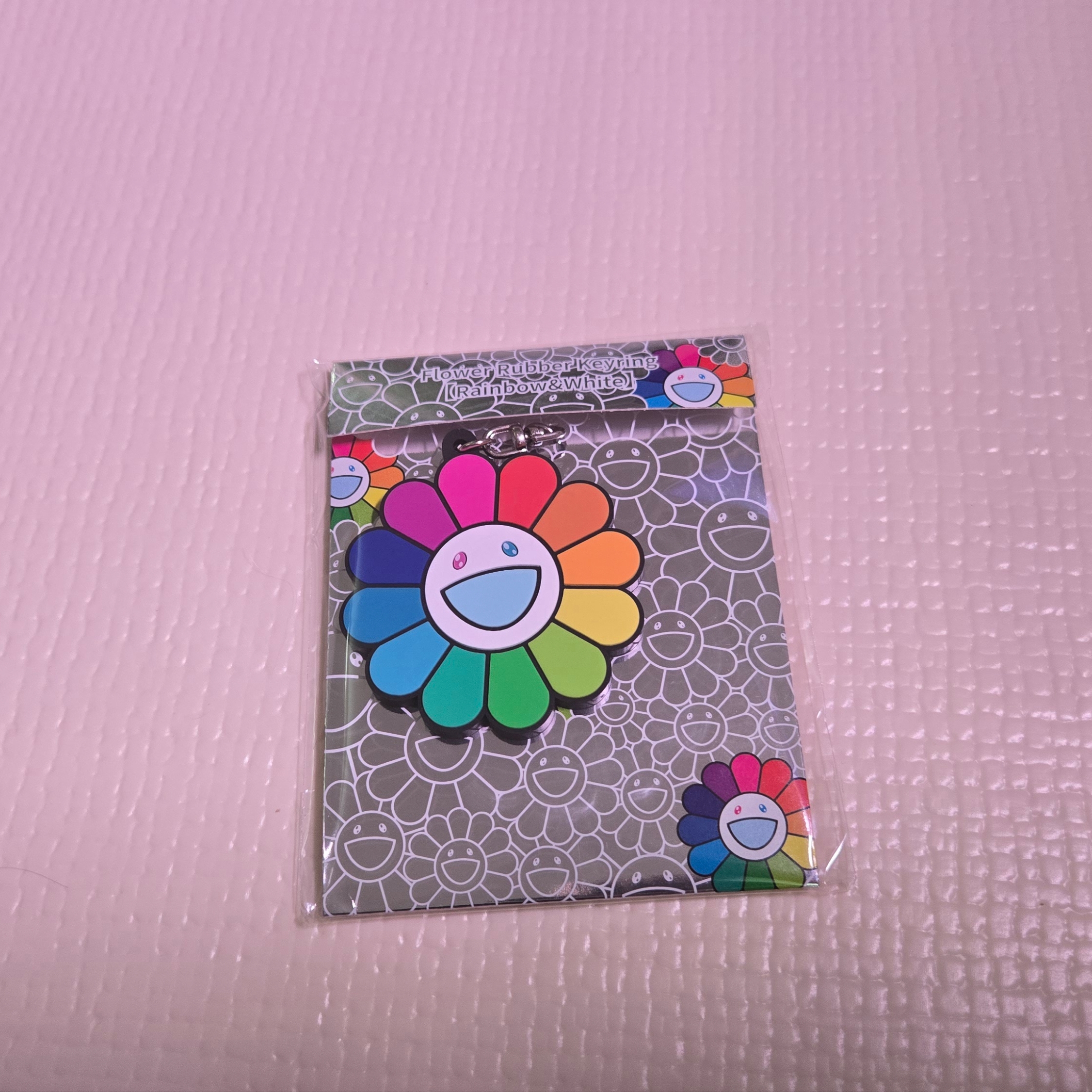 Kaikai Kiki Flower Rubber Keyring Rainbow White 착용 스타일