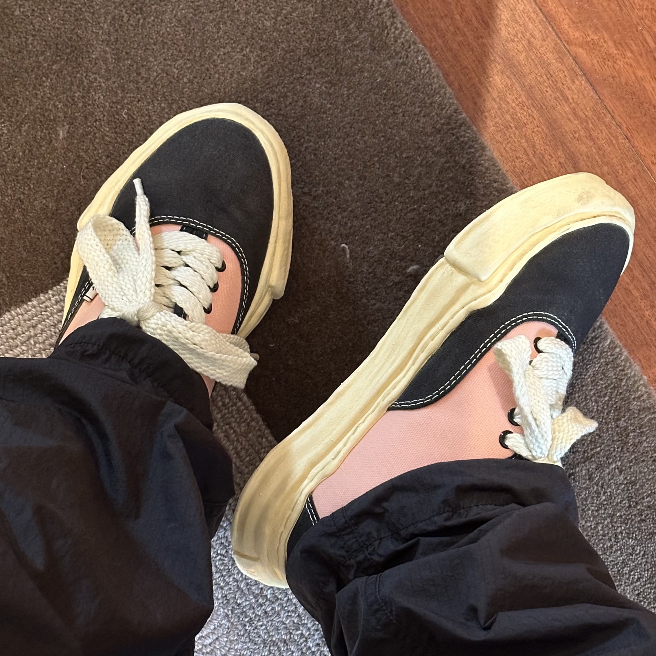 Maison Mihara Yasuhiro Baker VL OG Sole Canvas Low-top Sneakers Black Pink 착용 스타일 - 2