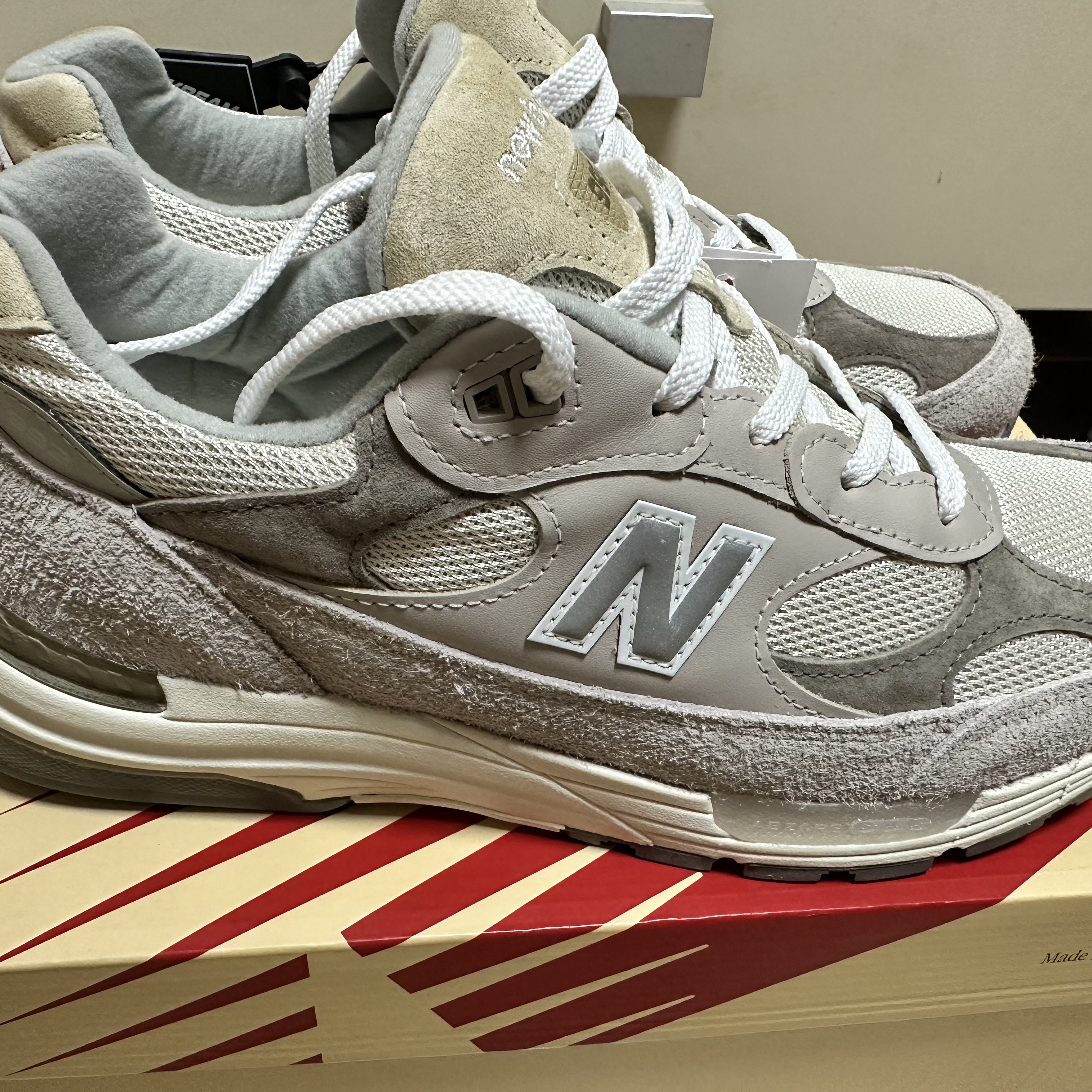 New Balance 992 Made in USA Moonrock Mushroom 착용 스타일 - 1