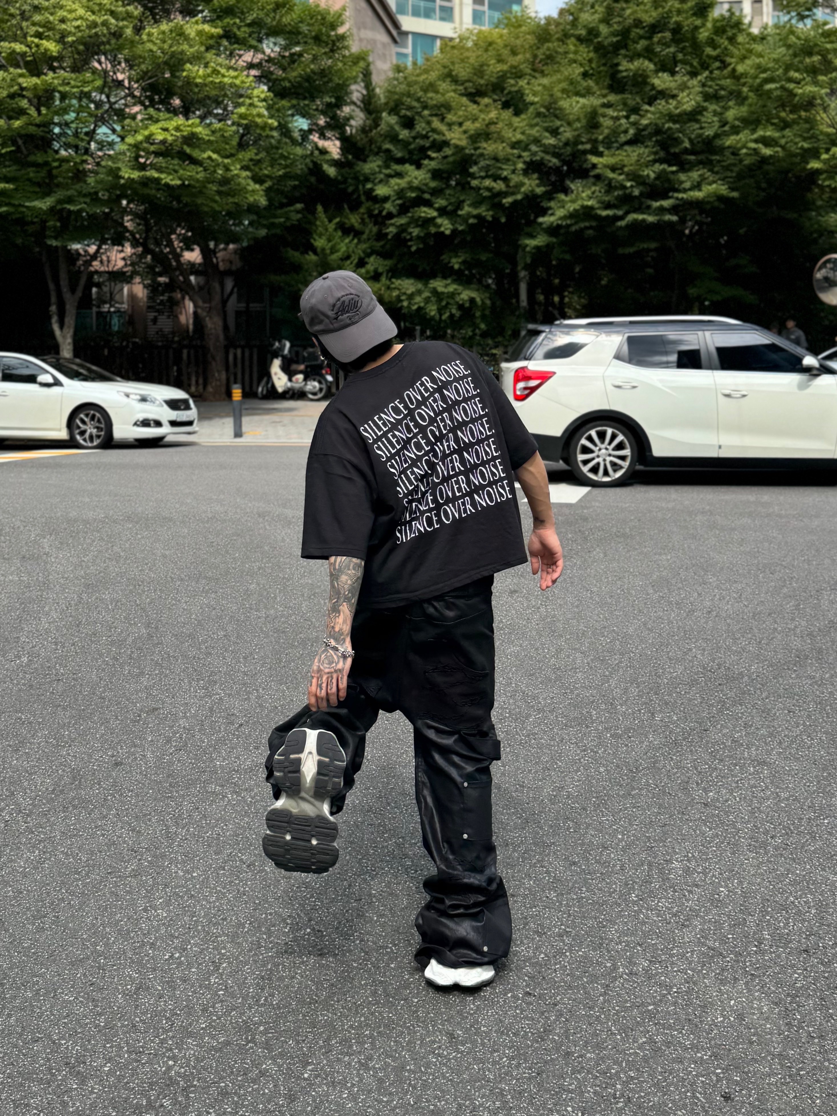 Balenciaga Cargo Sneakers White Grey 착용 스타일 - 2