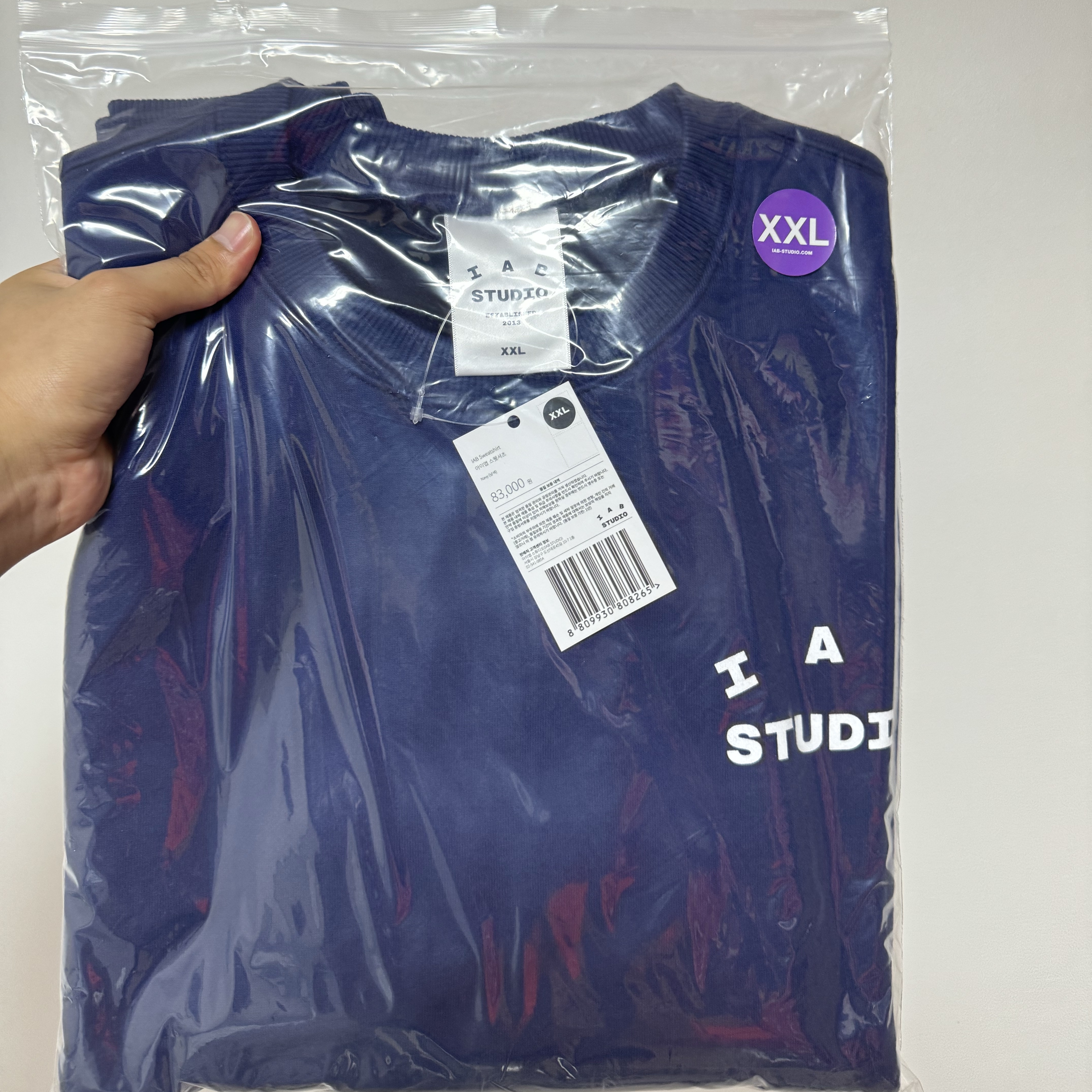 IAB Studio IAB Original Sweatshirt Navy 착용 스타일