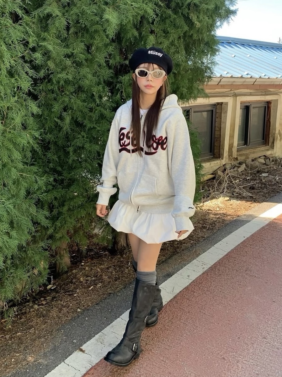 YESEYESEE Y.E.S Snail Logo Zip-up Hoodie Light Grey 착용 스타일
