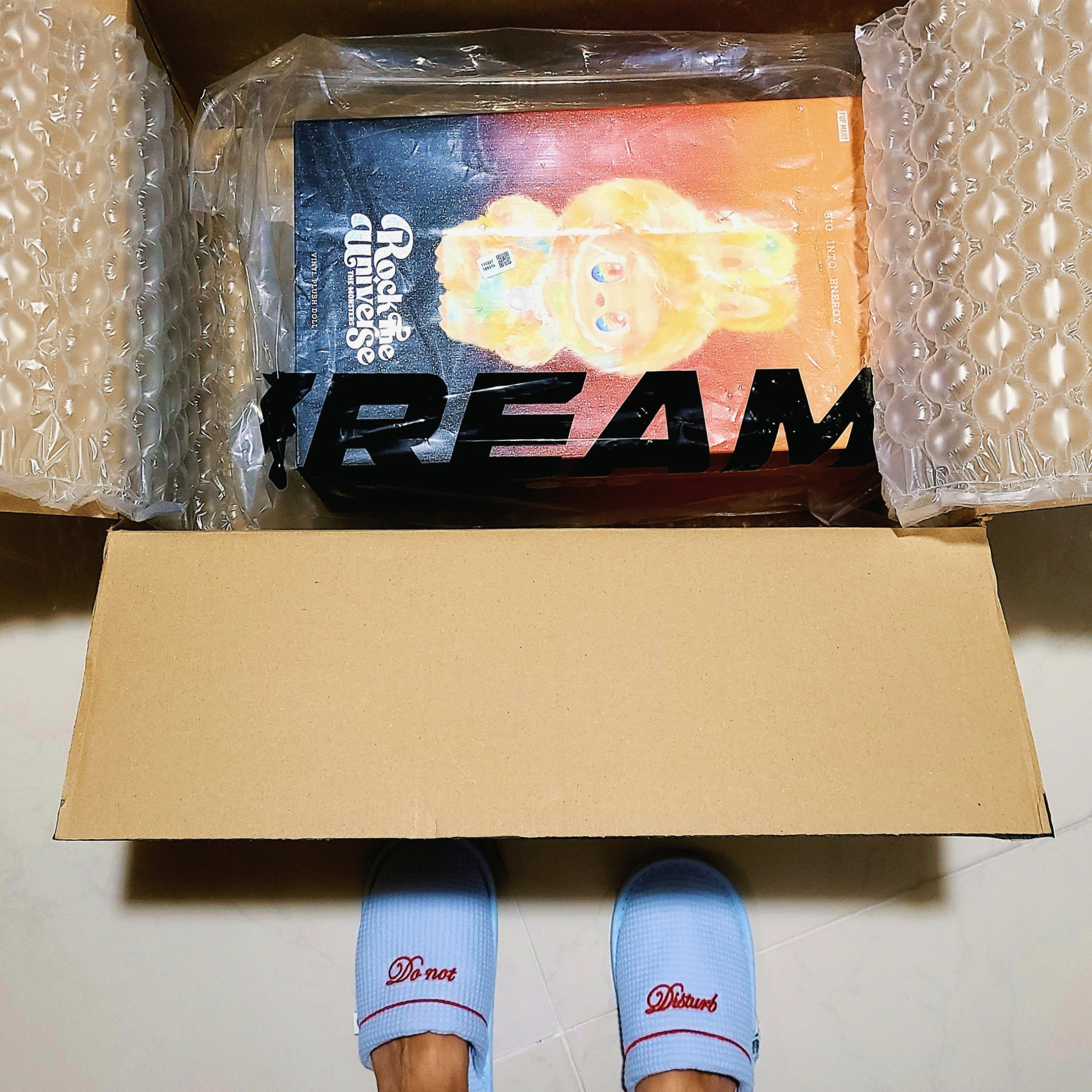 Pop Mart Labubu The Monsters Big Into Energy Series-Rock The Universe Vinyl Plush Doll, Starbucks Room Shoes Sky Blue 착용 스타일 - 1