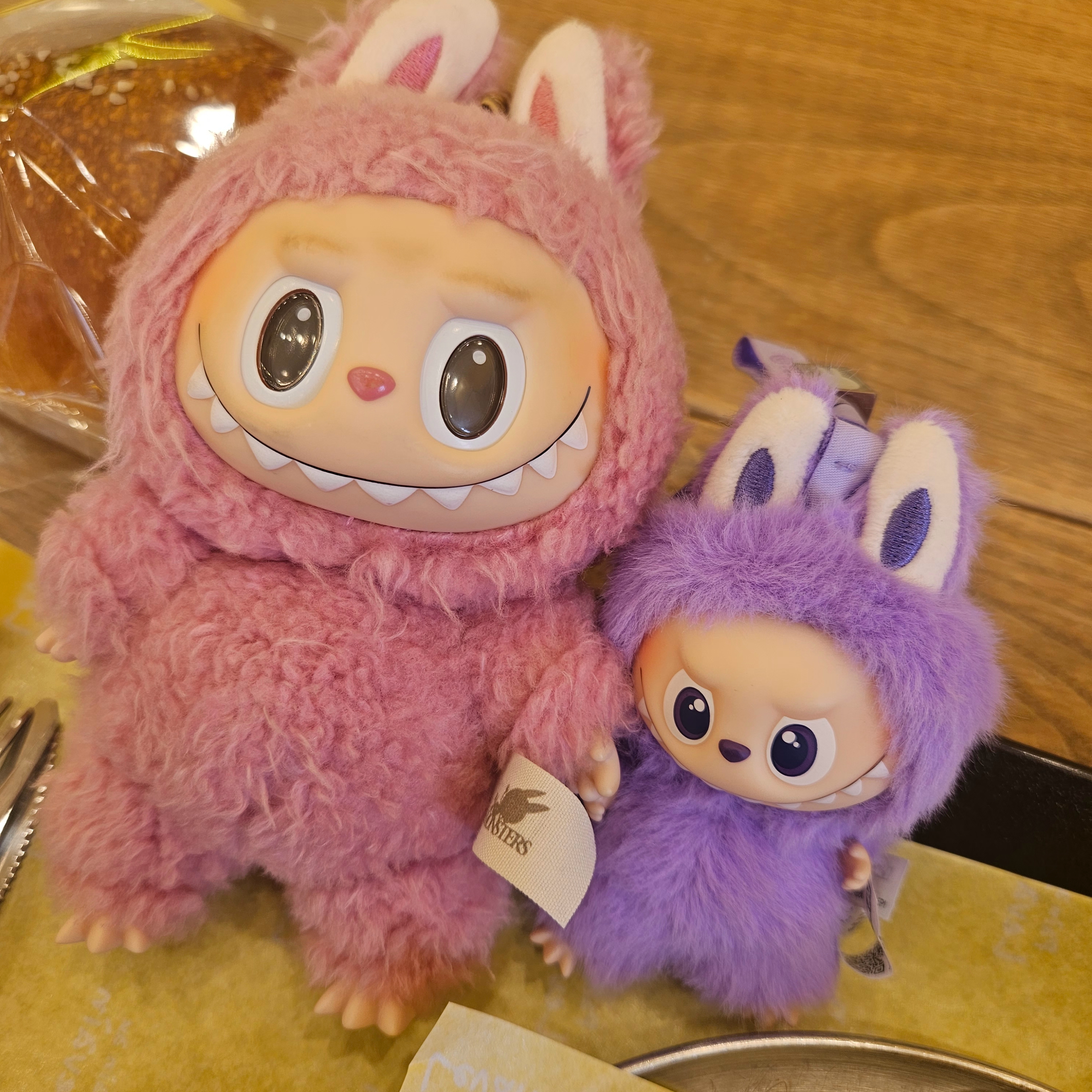 Pop Mart Labubu The Monsters Pin For Love Series Vinyl Plush Pendant (N-Z) T (Opened Case), Pop Mart Labubu The Monsters Labubu Tasty Macarons Series Lyche Berry Keyring 착용 스타일 - 1