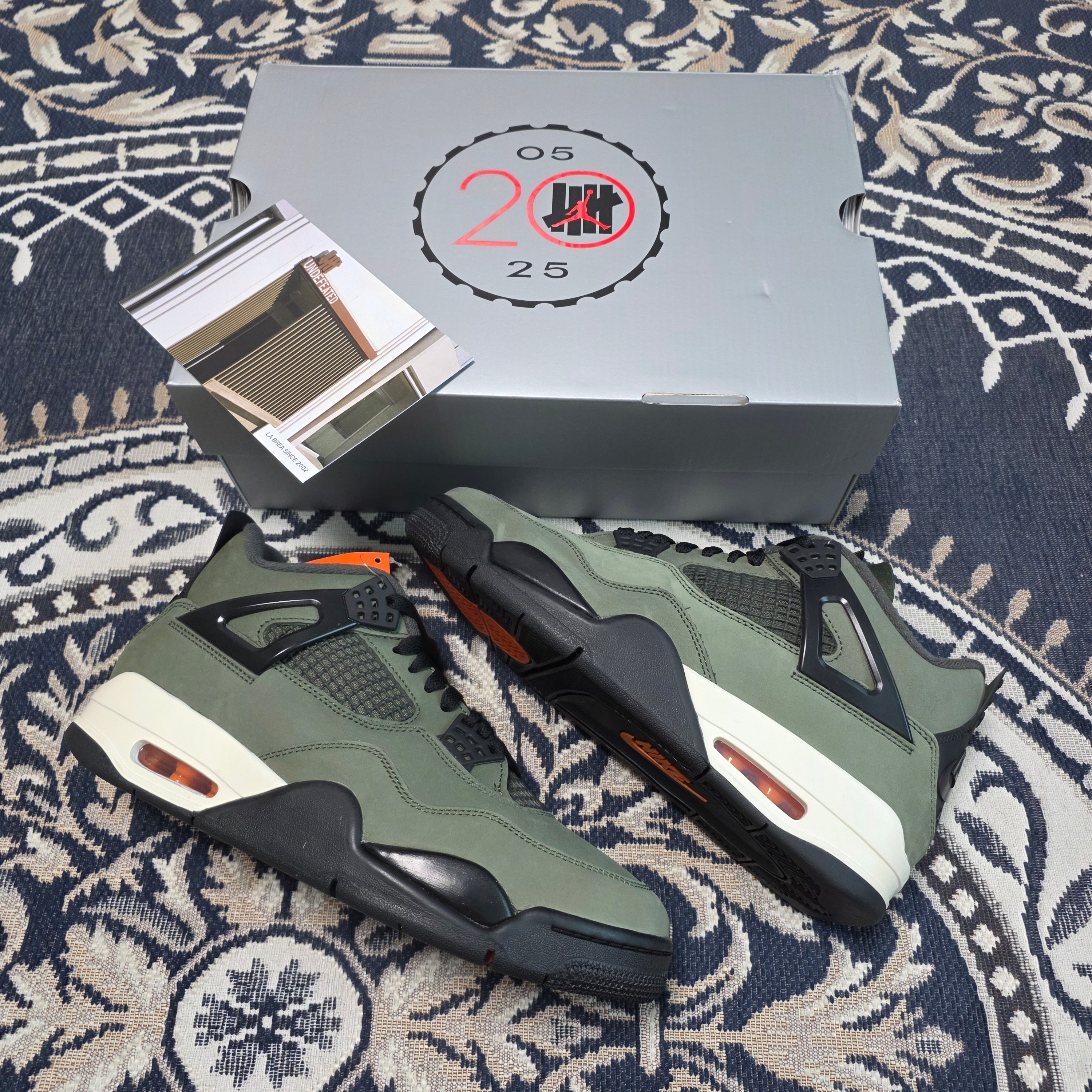 Jordan 4 x Undefeated Retro OG SP Deep Green and Clementine 착용 스타일