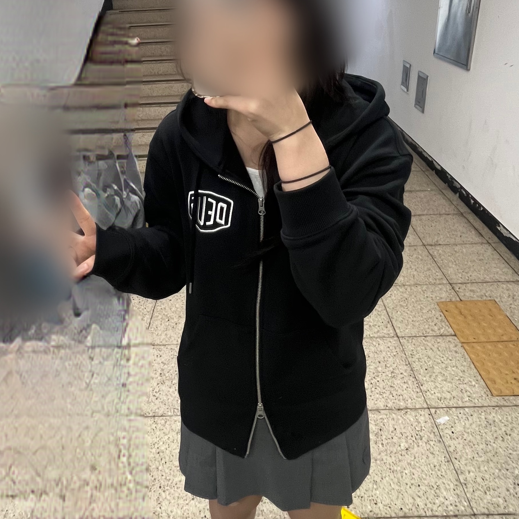 Deus Ex Machina College Address Hoodie Zip Up Black, Deus Ex Machina Seoul College Hooded Jacket Black 착용 스타일 - 2