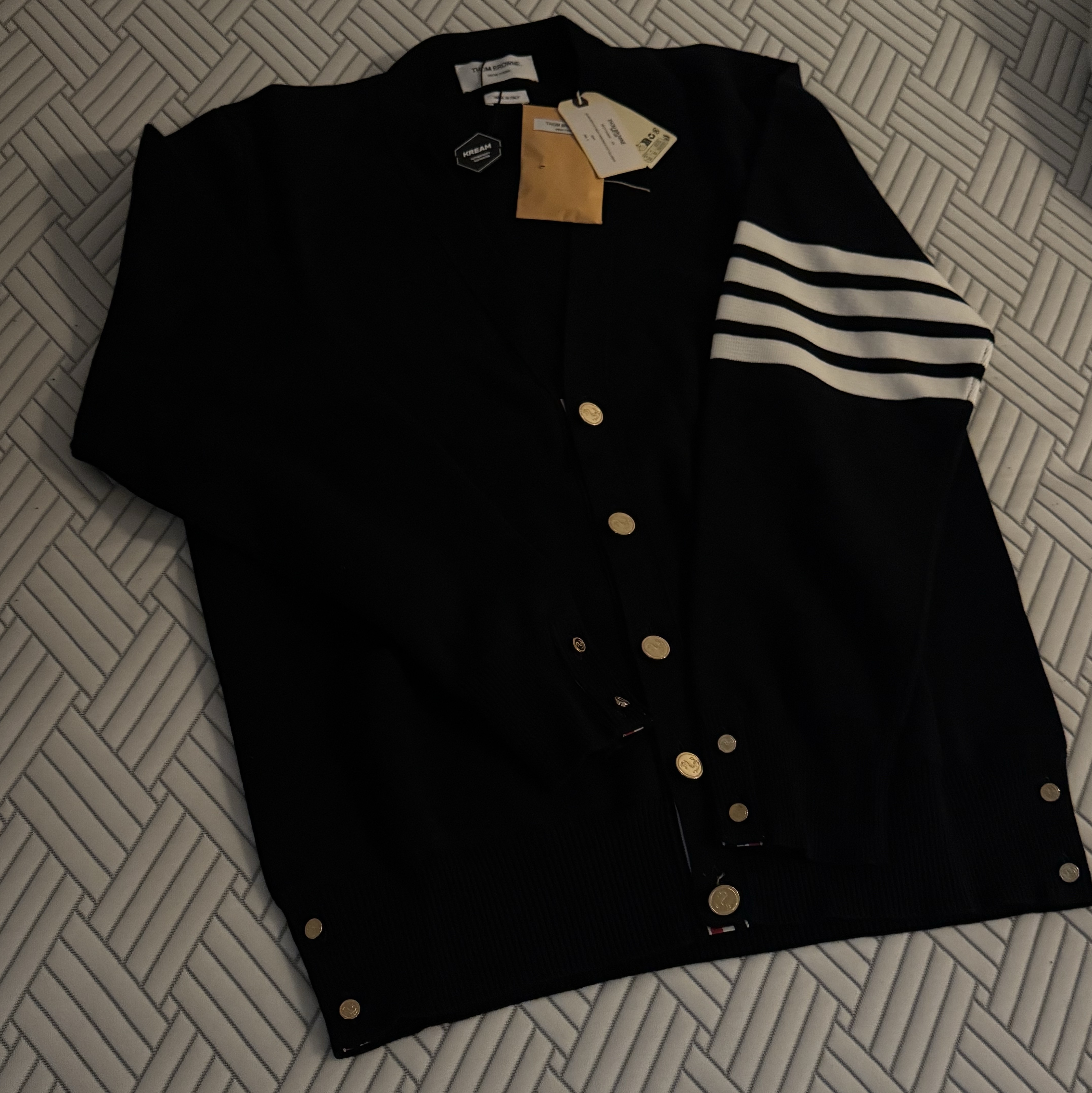Thom Browne Milano Stitch 4-Bar Cardigan Navy, Thom Browne Oxford Classic Grosgrain Placket Shirt White 착용 스타일 - 2