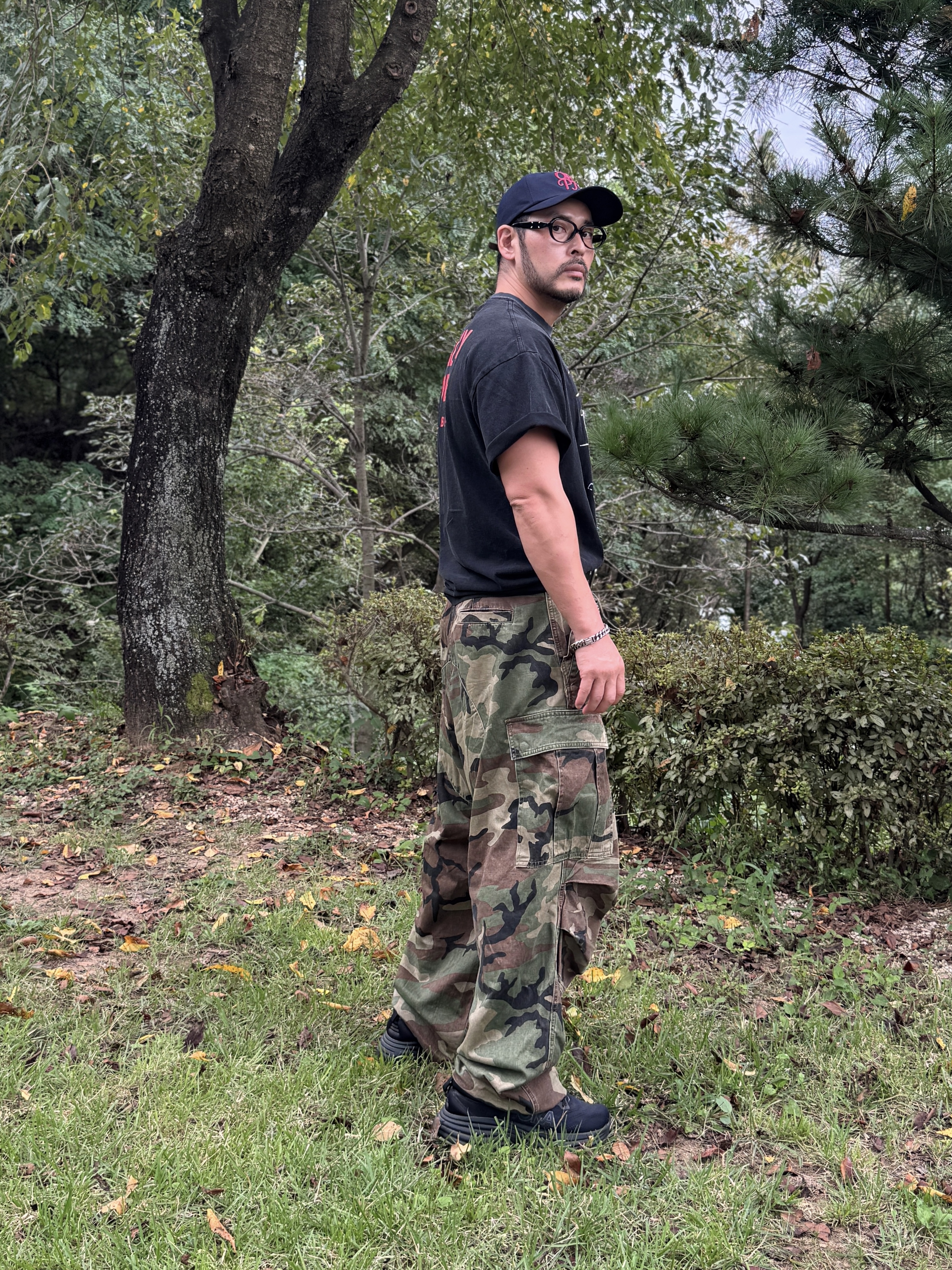 NOD Stone Washed Cargo Pants Camo, Hoka Bondi 8 Black - Wide 착용 스타일 - 3