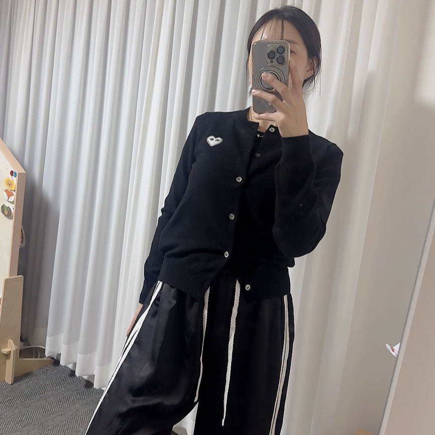 (W) Play Comme des Garcons White Heart Knit Cardigan Black 착용 스타일 - 1