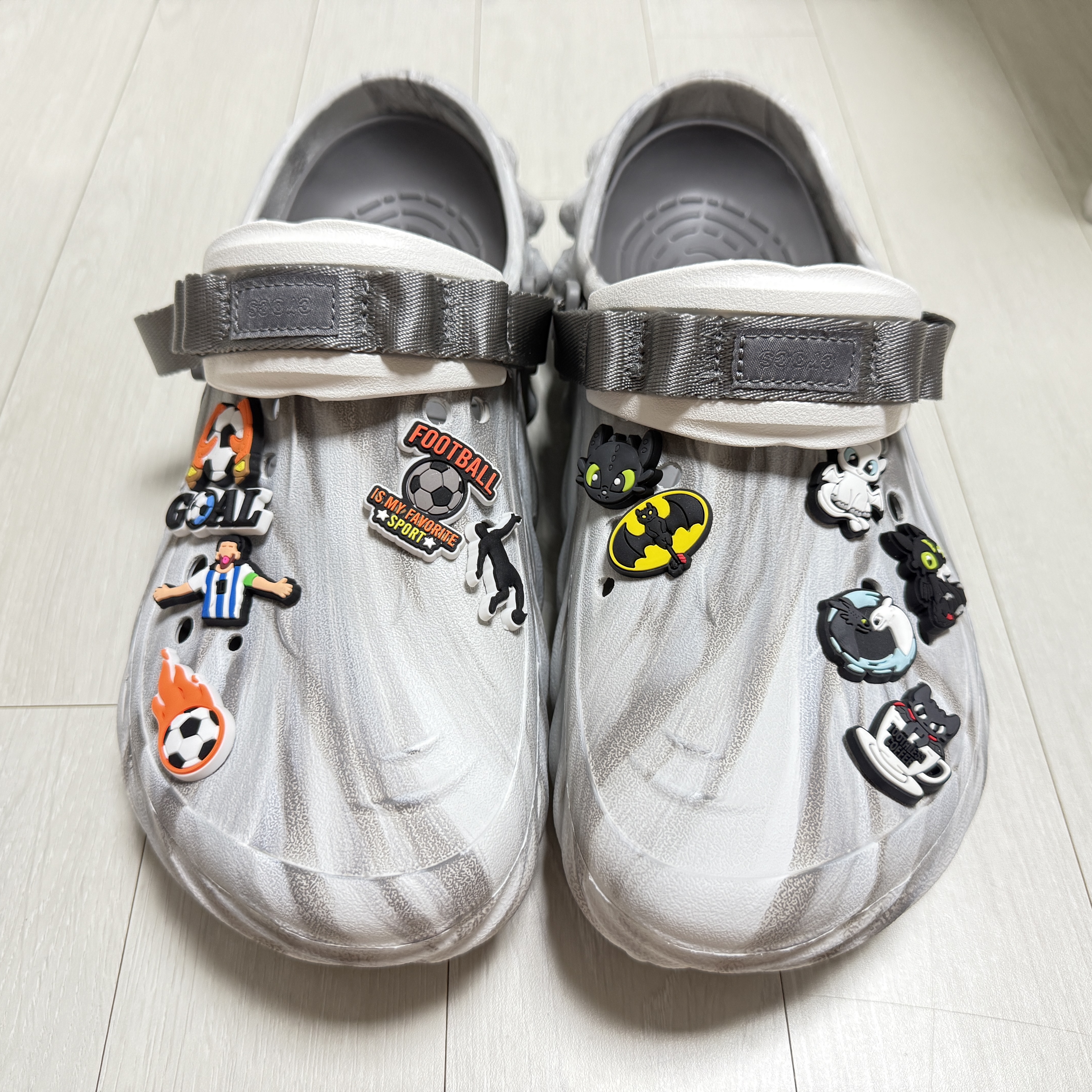 Crocs Echo Marbled Clog Moonlight Multi 착용 스타일 - 2