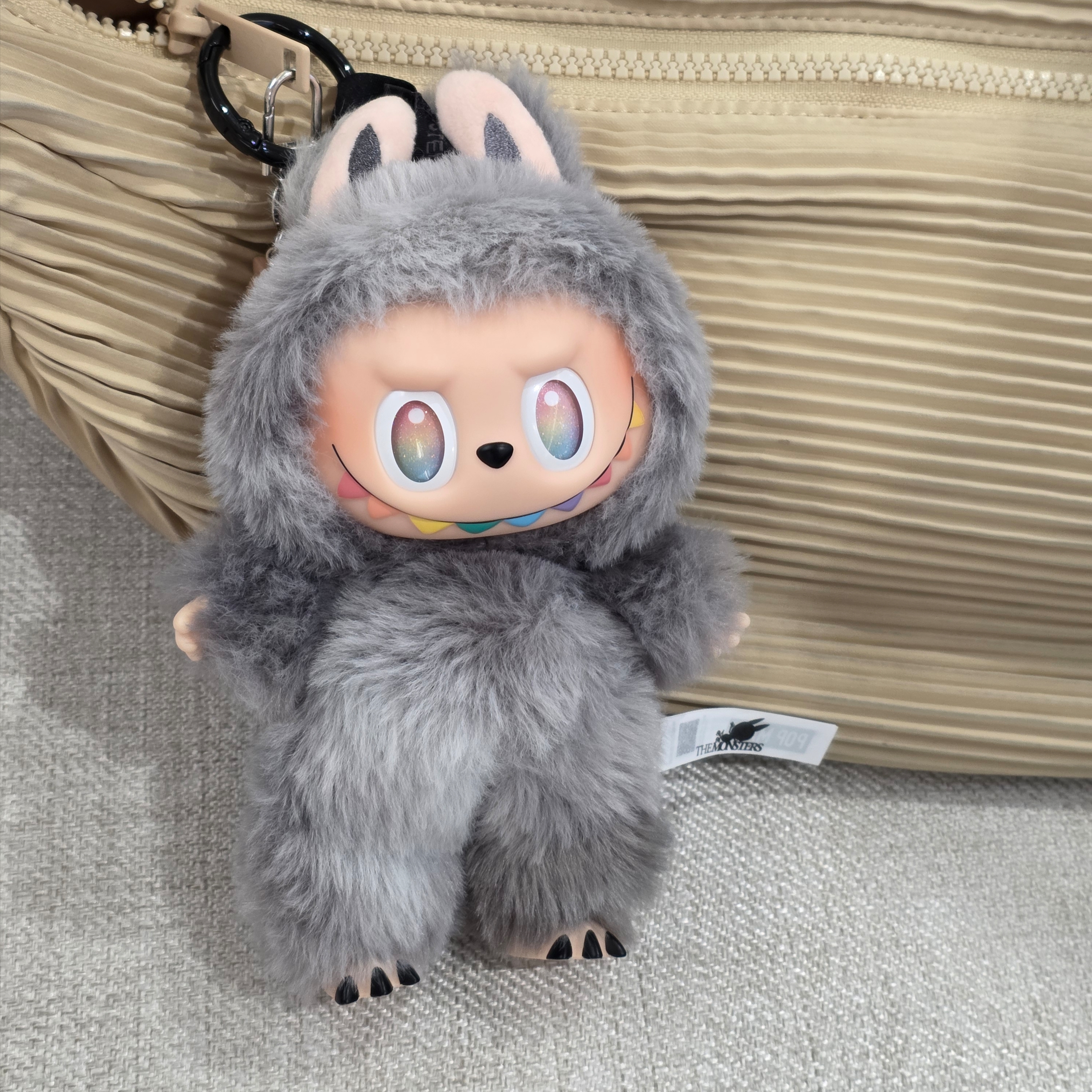 COS Swing Pleated Crossbody Bag Beige, Pop Mart Labubu The Monsters Highlight Series ID Keyring (Opened Case) 착용 스타일 - 2